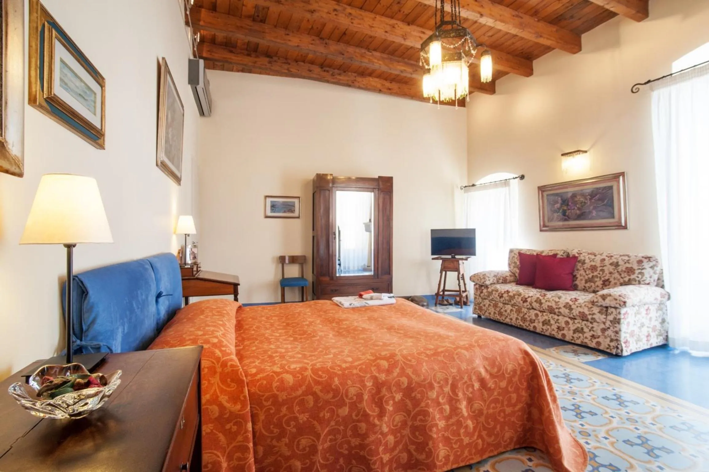 Photo of the whole room, Bed in VinsLounge Suite