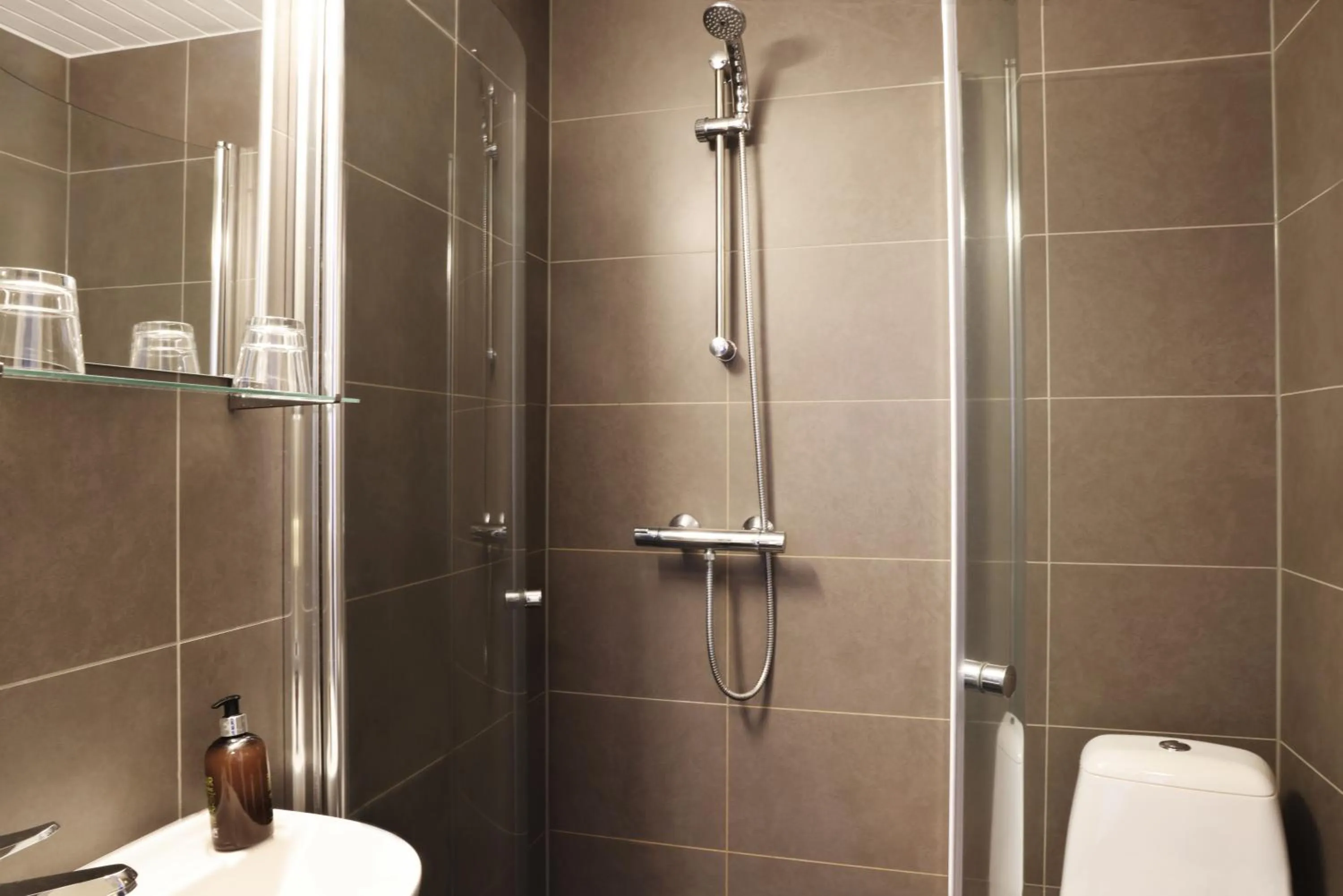 Shower in Fosshotel Hellnar