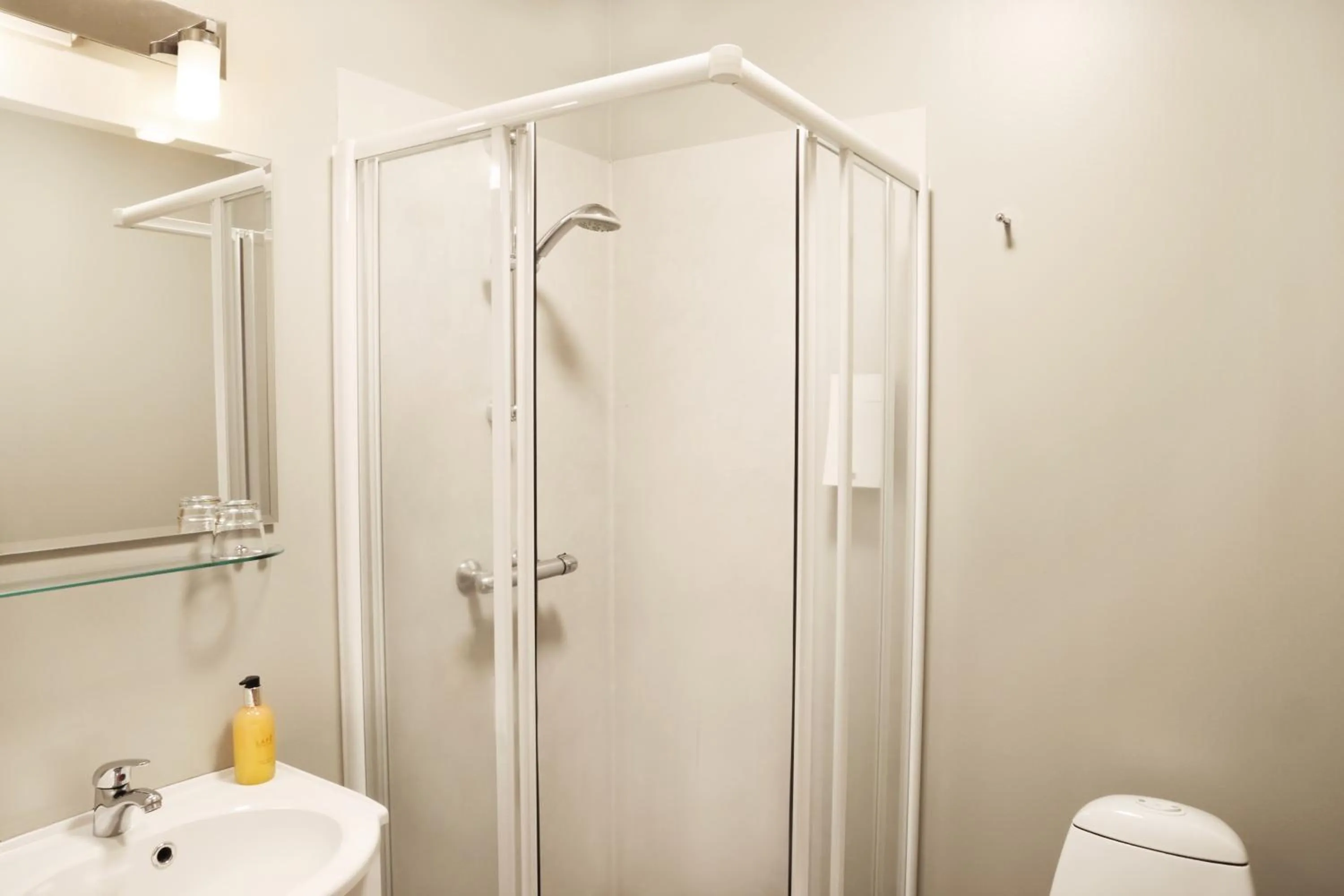 Shower in Fosshotel Hellnar