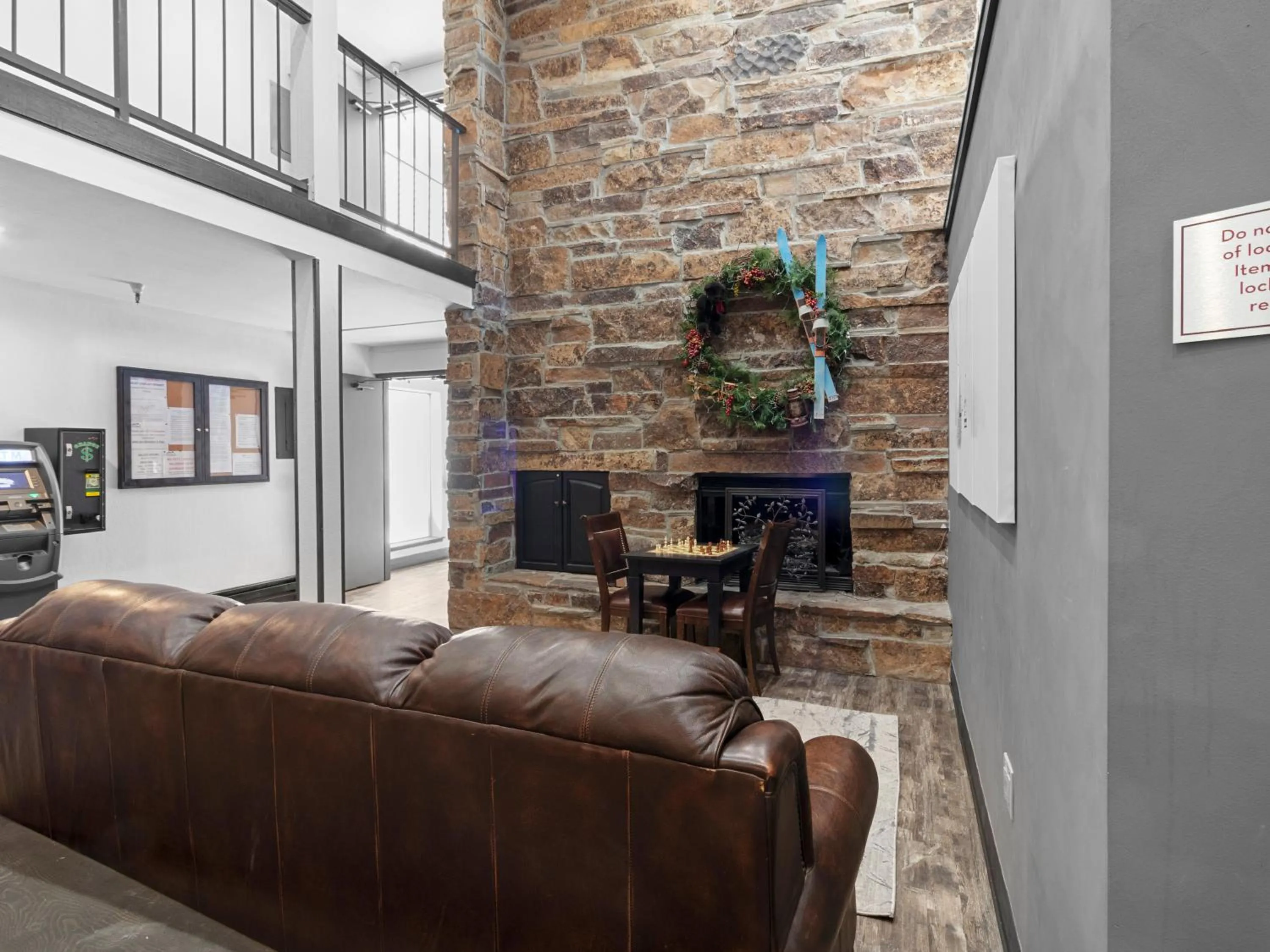 Communal lounge/ TV room in Carriage House Condominiums by All Seasons Resort Lodging