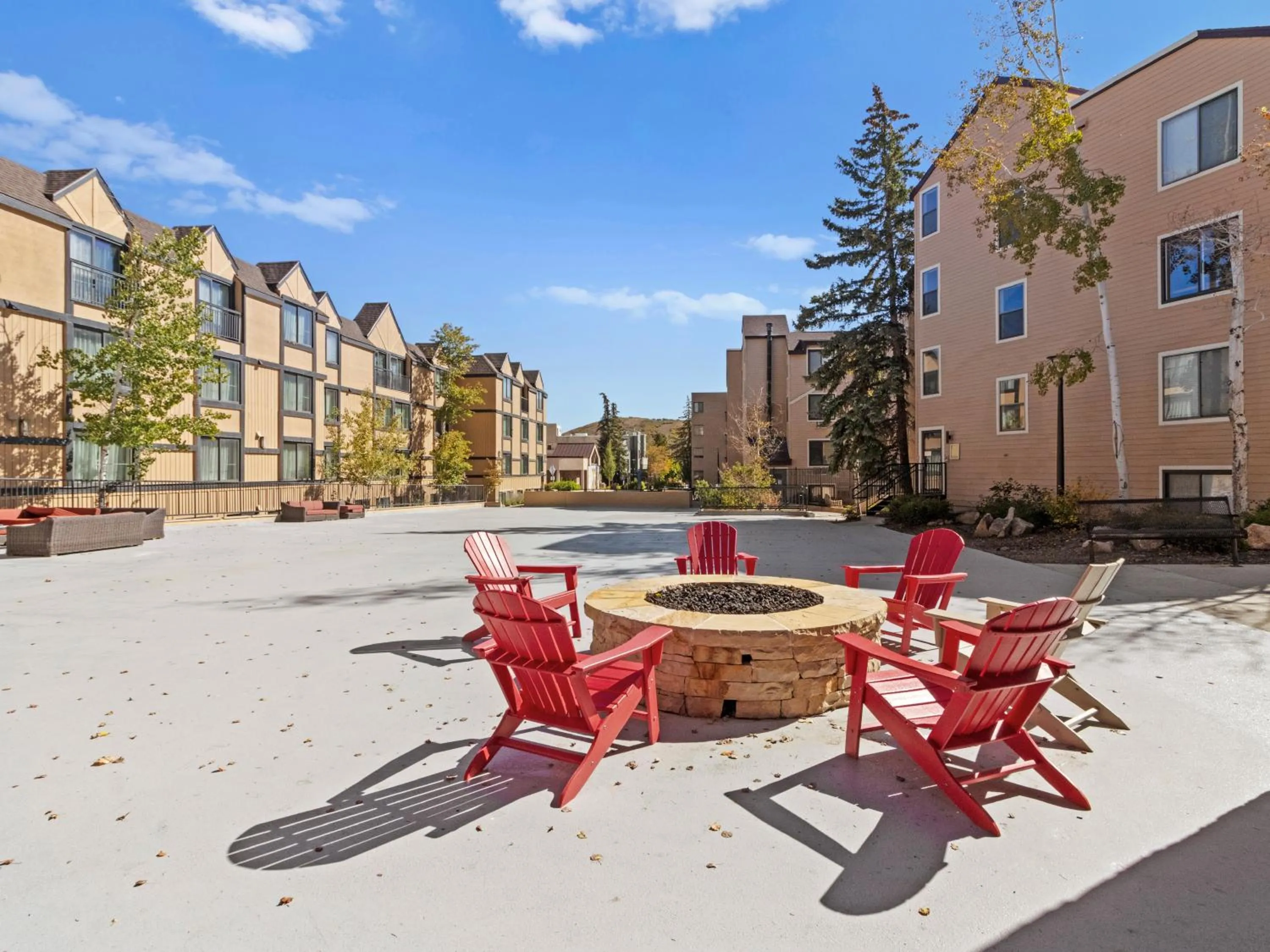 Property building in Carriage House Condominiums by All Seasons Resort Lodging