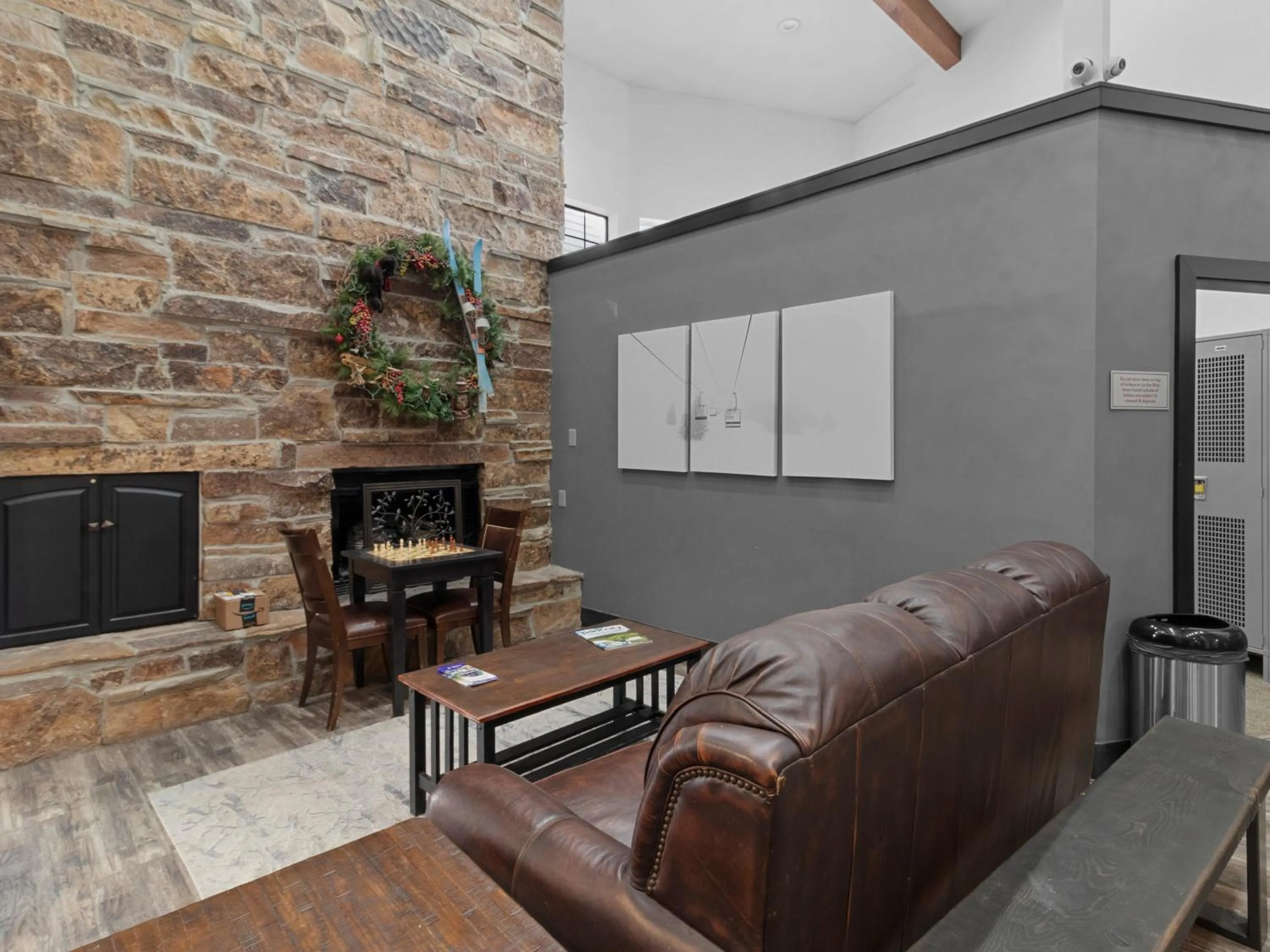 Communal lounge/ TV room in Carriage House Condominiums by All Seasons Resort Lodging