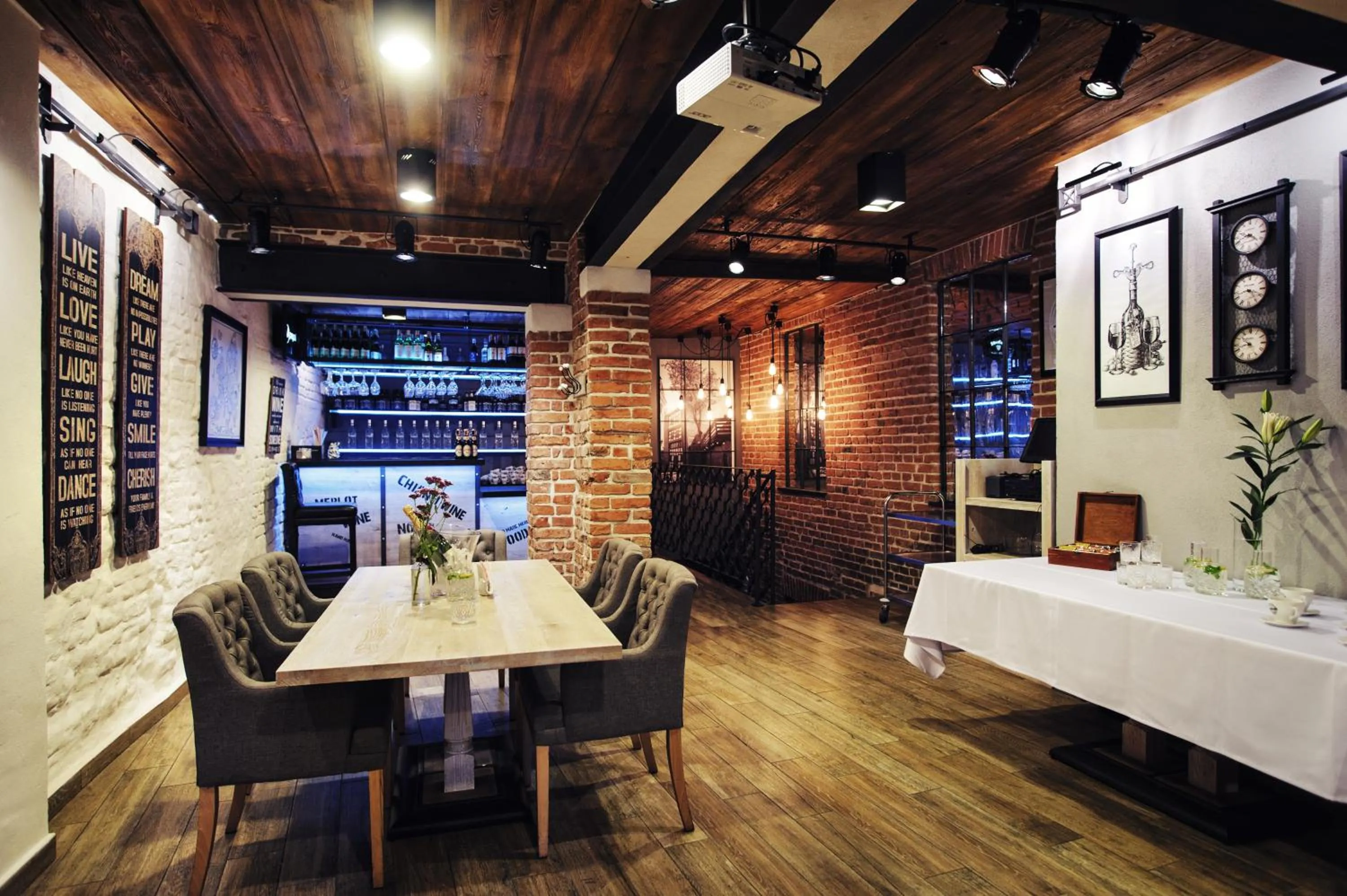 Restaurant/places to eat in Apartamenty Chleb i Wino Toruń