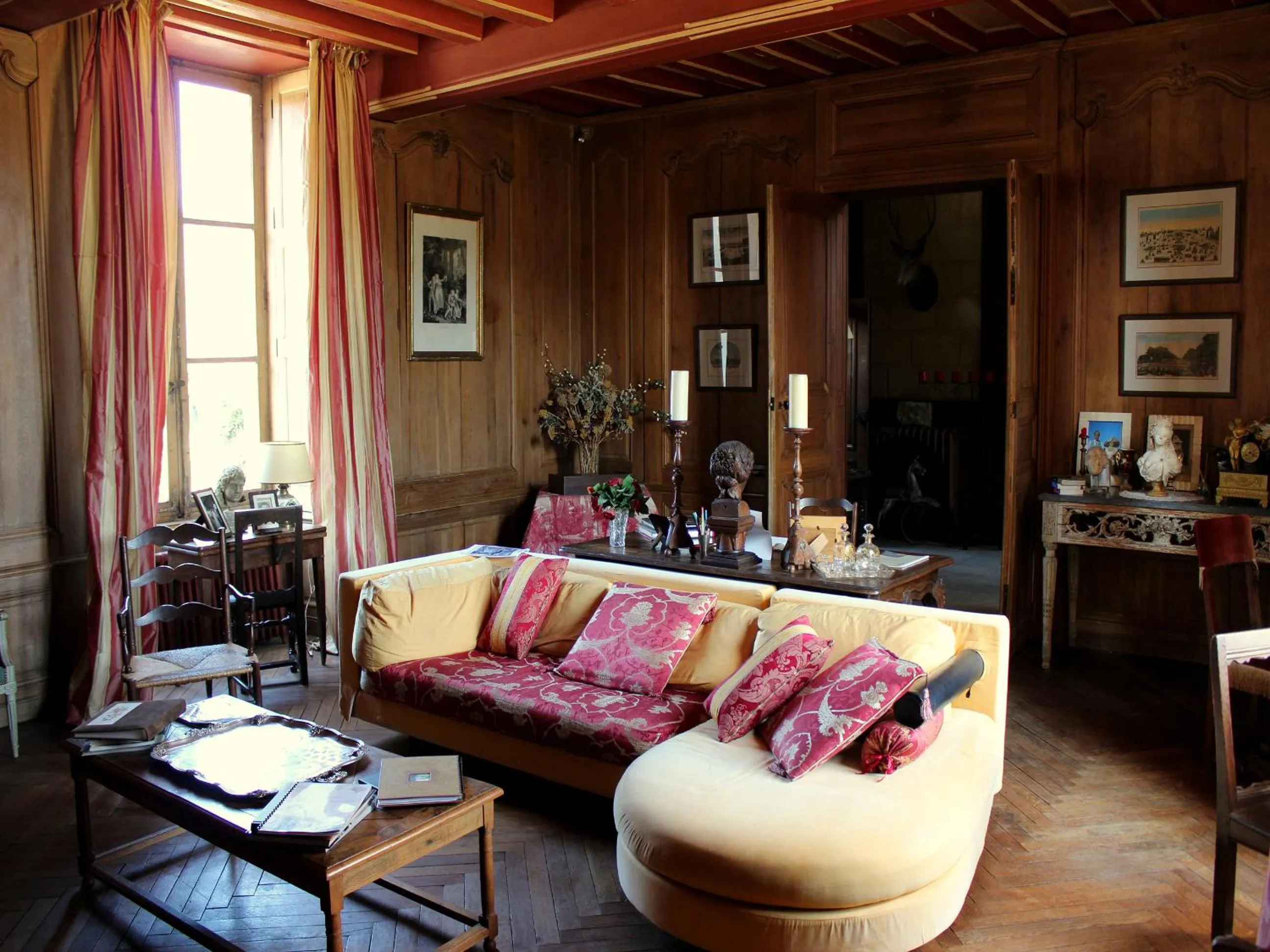 Communal lounge/ TV room in Château De Chambiers