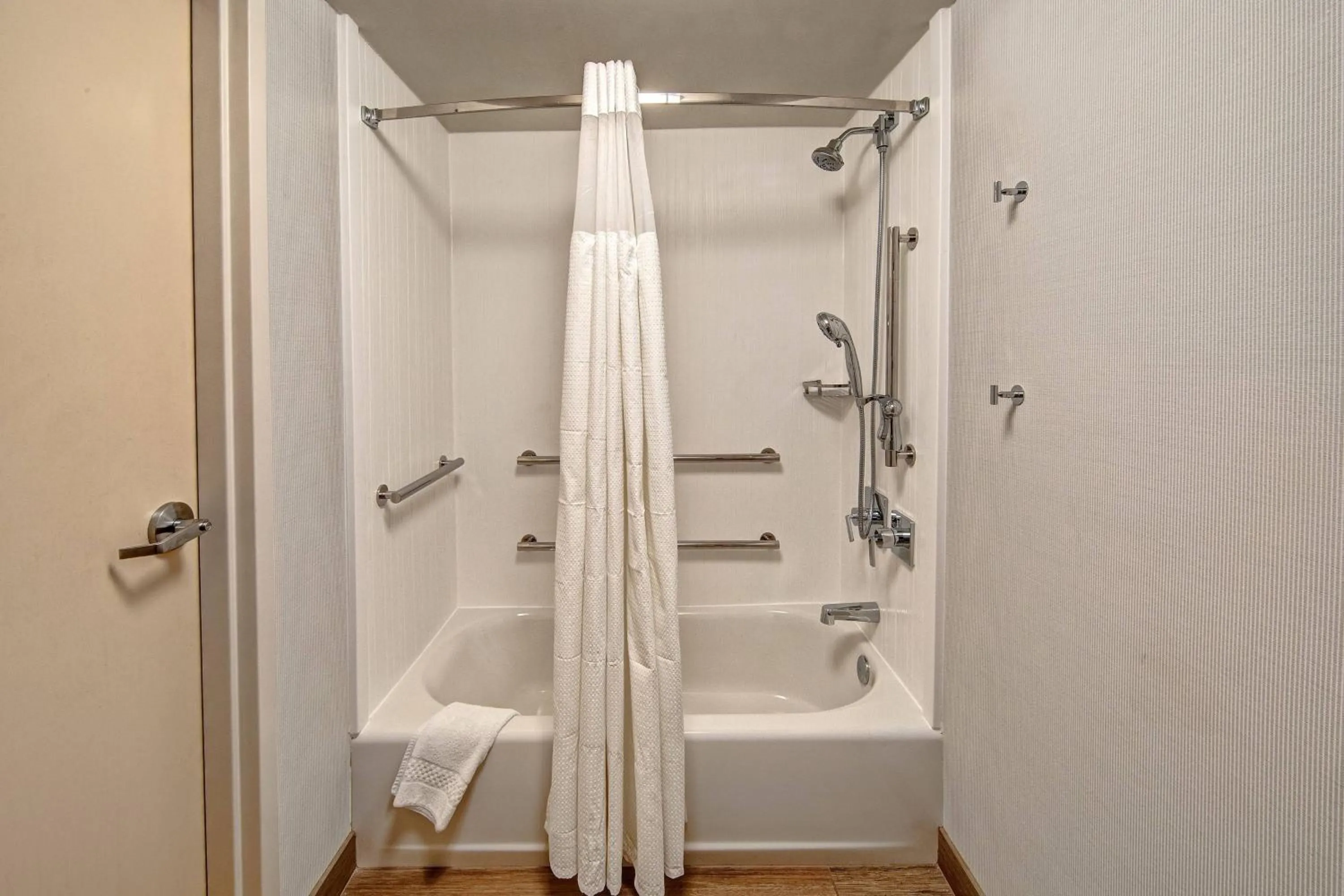 Bathroom in Courtyard by Marriott Nashville Vanderbilt West End