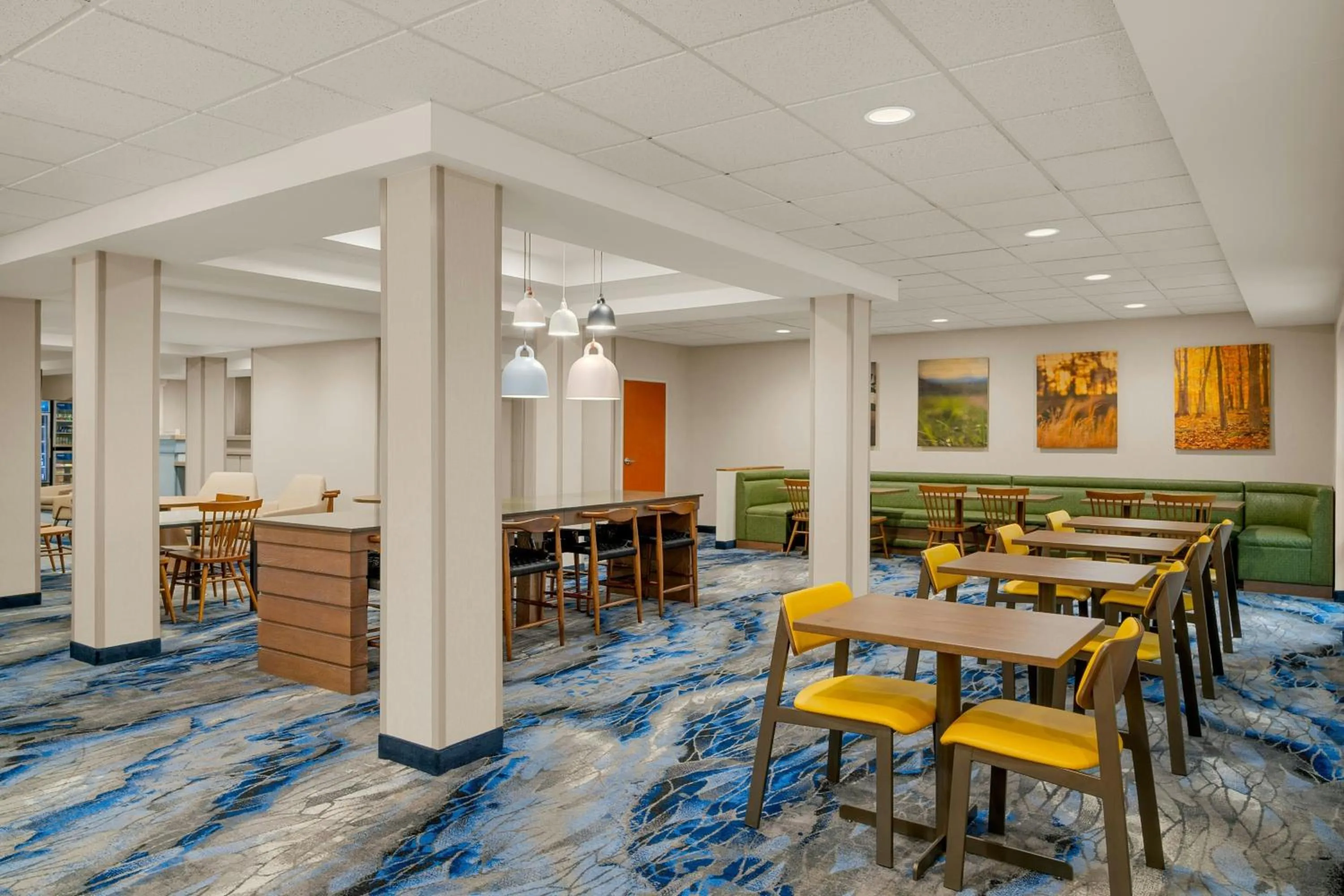 Breakfast in Fairfield Inn & Suites Bloomington