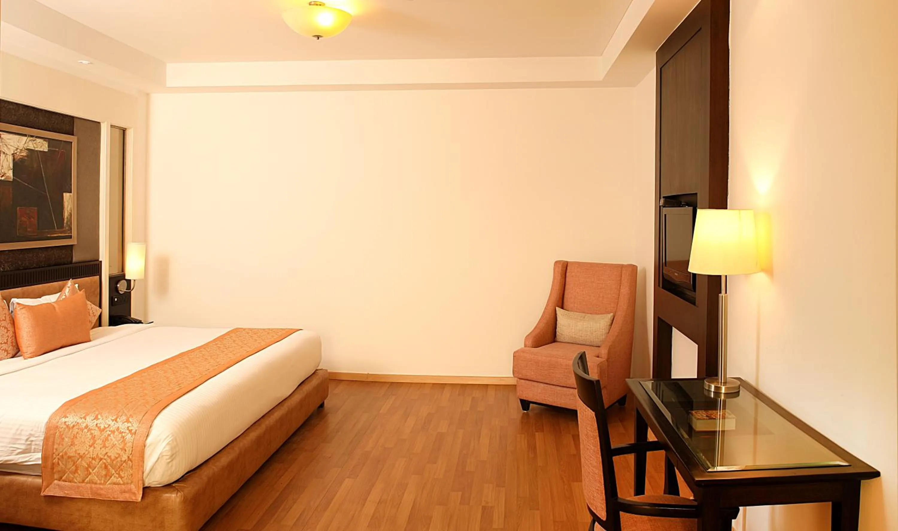 Living room, Bed in Inde Hotel Vista Woods Huda City Centre, Gurgaon