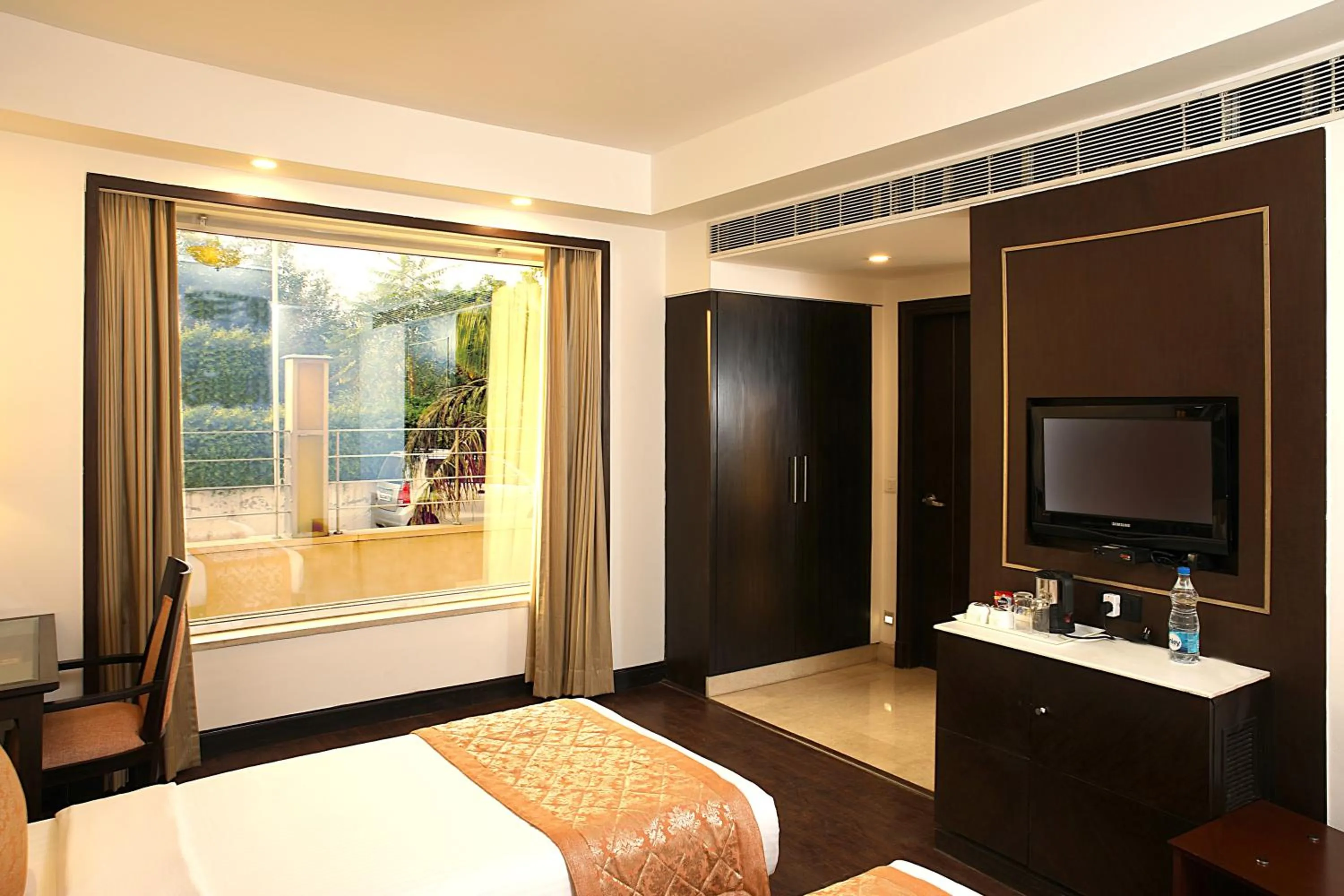 TV and multimedia, Bed in Inde Hotel Vista Woods Huda City Centre, Gurgaon