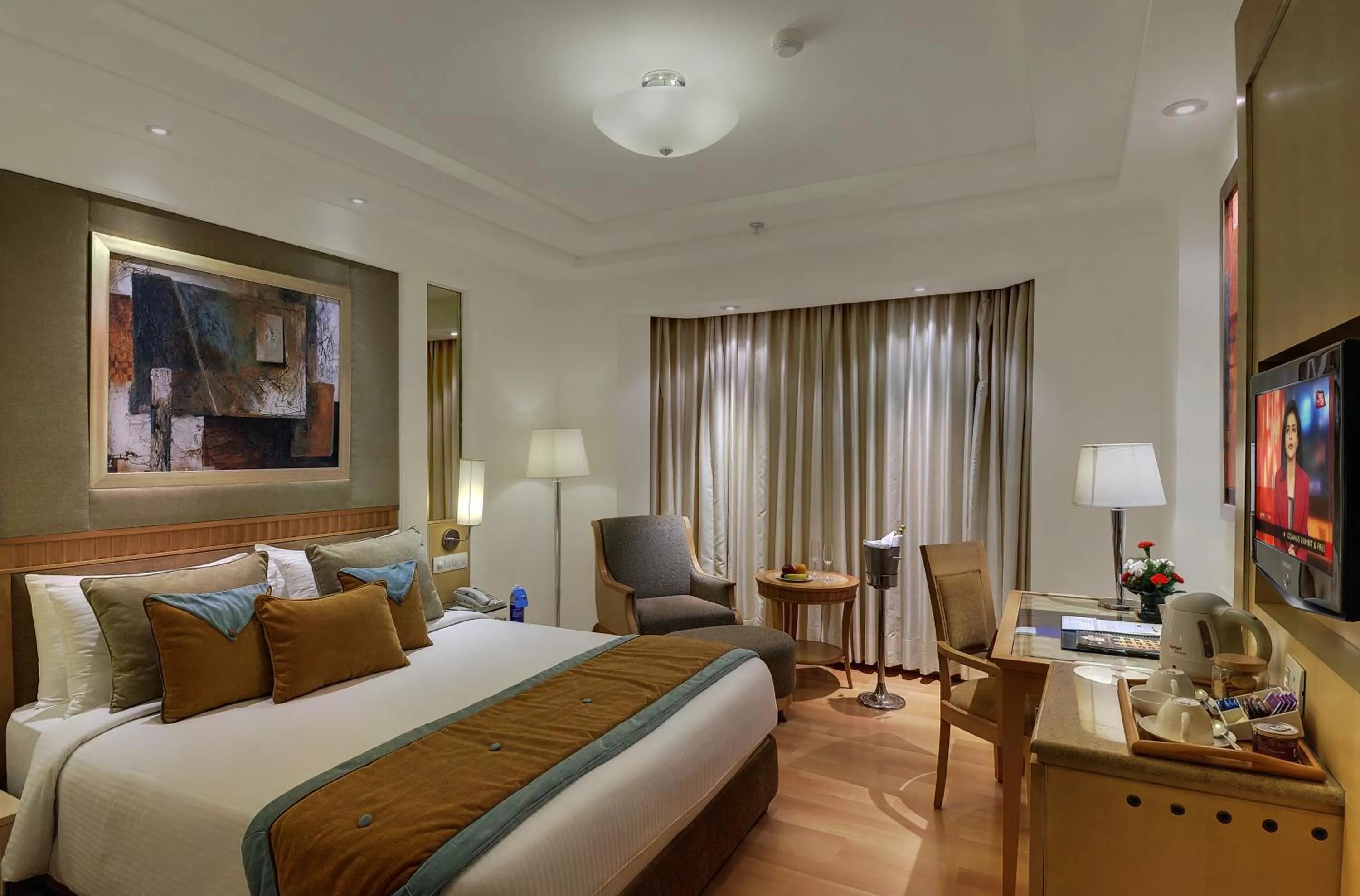 Photo of the whole room, Bed in Inde Hotel Vista Woods Huda City Centre, Gurgaon