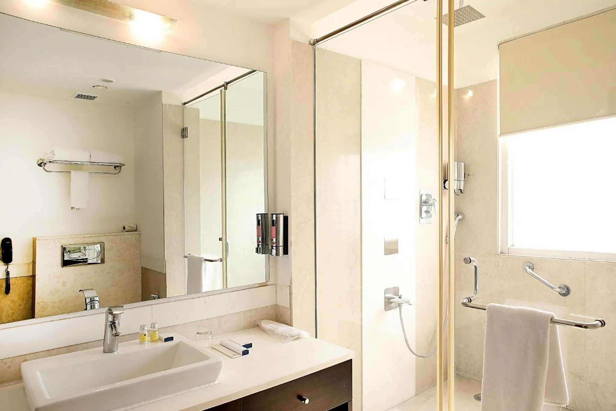 Bathroom in Inde Hotel Vista Woods Huda City Centre, Gurgaon