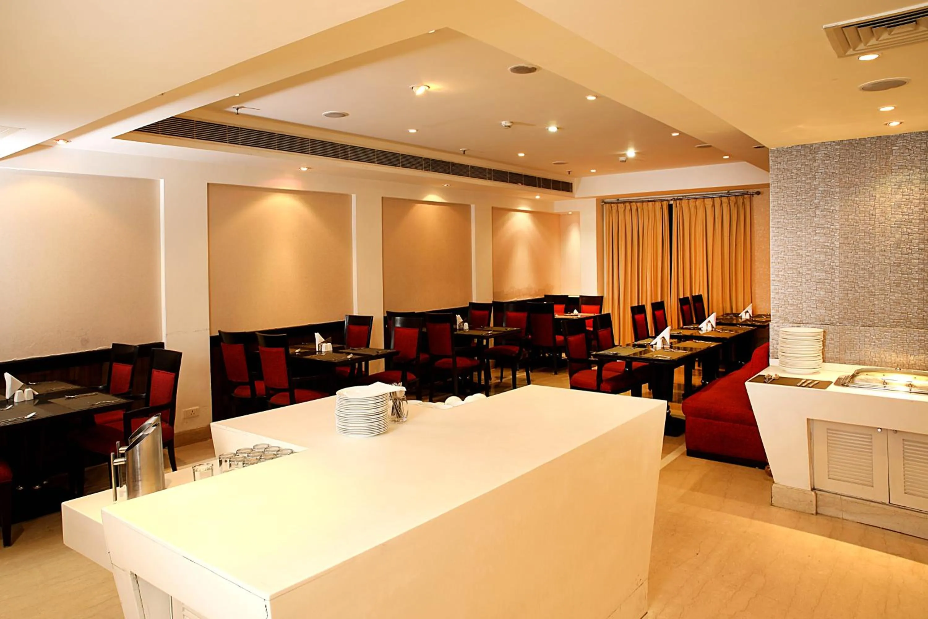 Restaurant/places to eat in Inde Hotel Vista Woods Huda City Centre, Gurgaon
