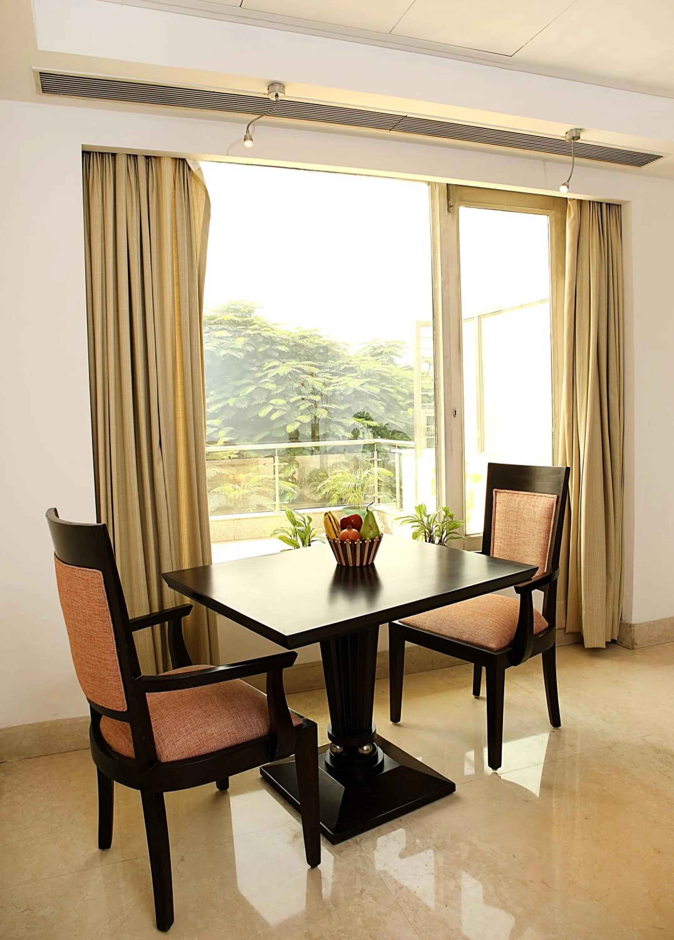 Seating area in Inde Hotel Vista Woods Huda City Centre, Gurgaon