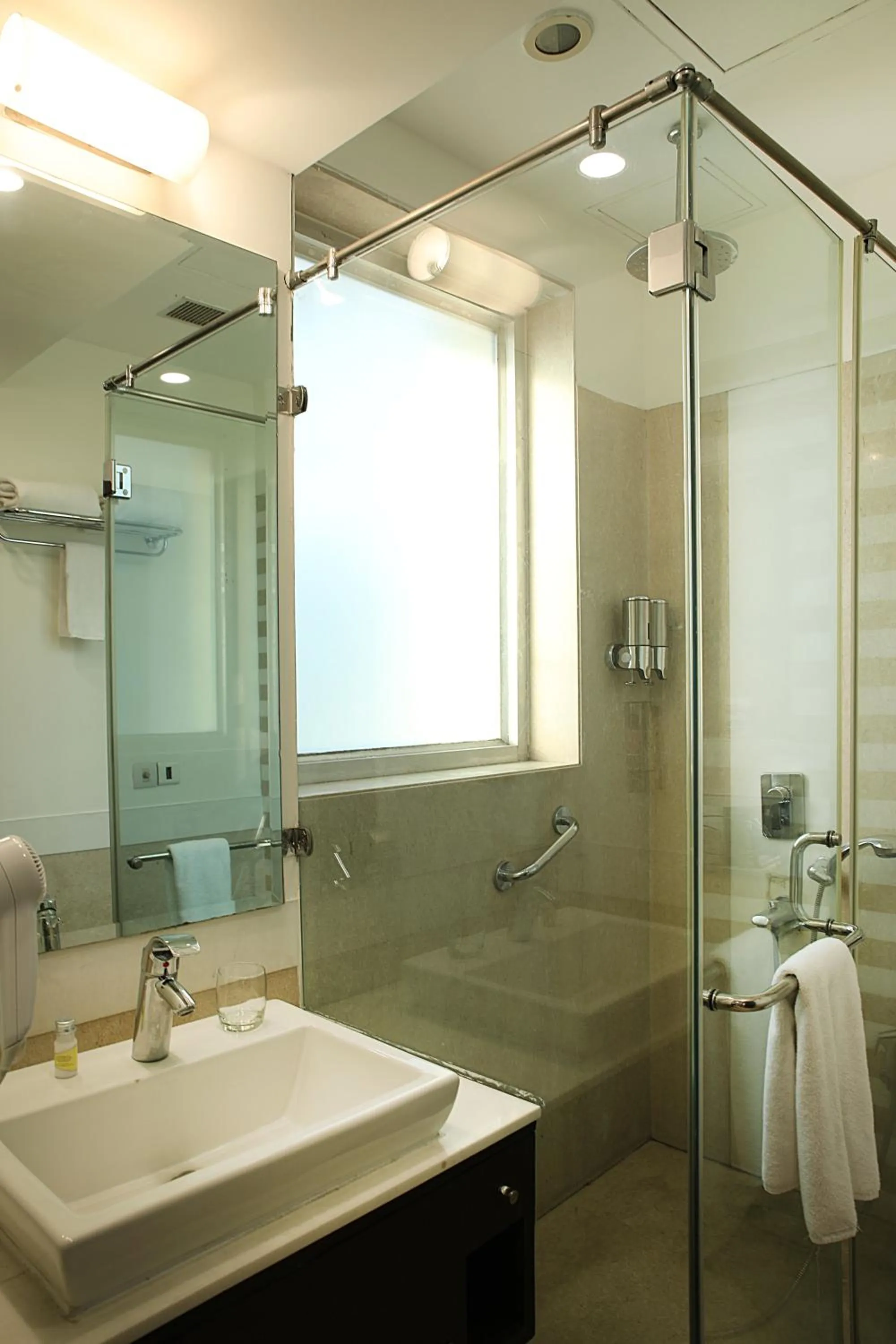 Shower in Inde Hotel Vista Woods Huda City Centre, Gurgaon