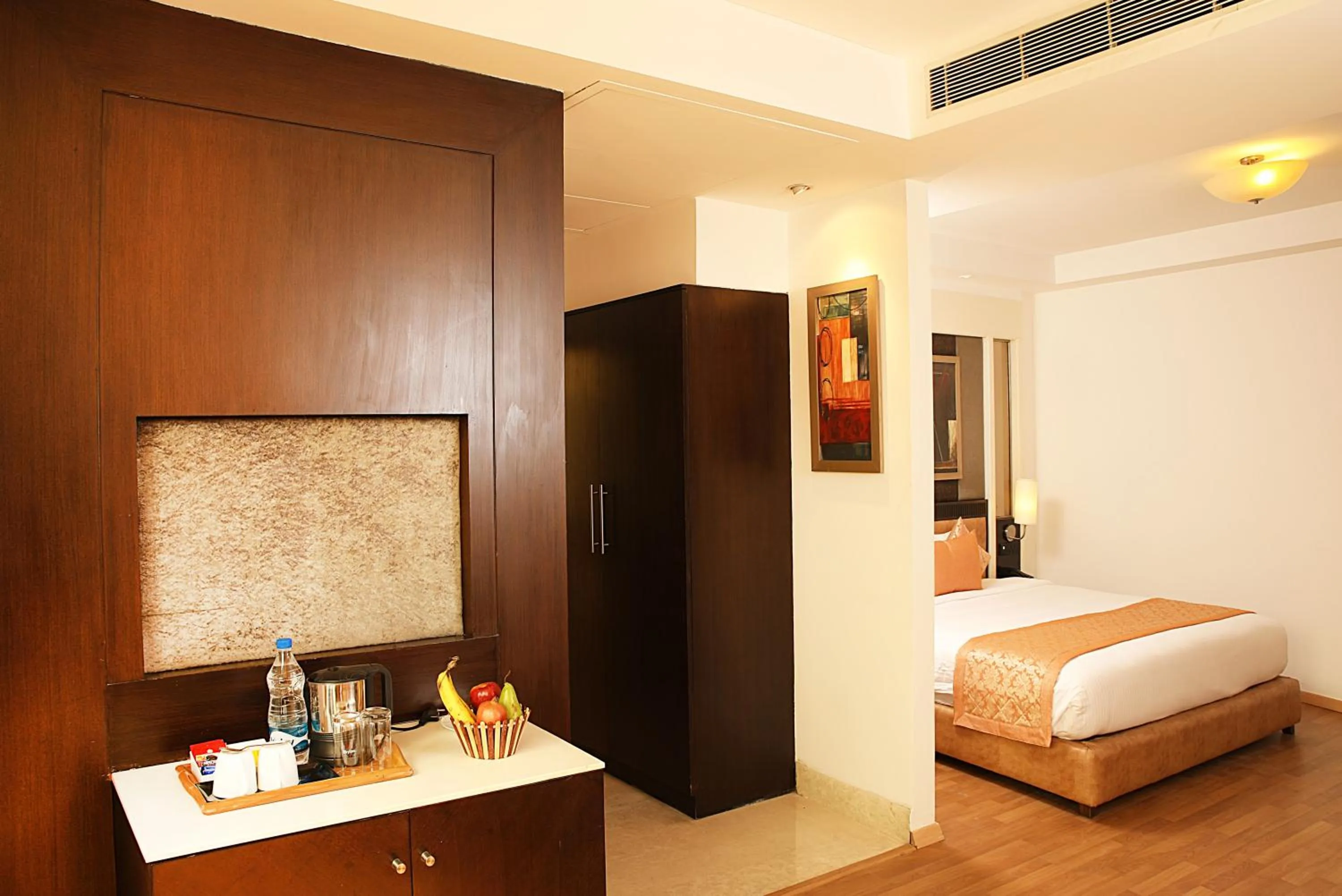 Bedroom, Bed in Inde Hotel Vista Woods Huda City Centre, Gurgaon