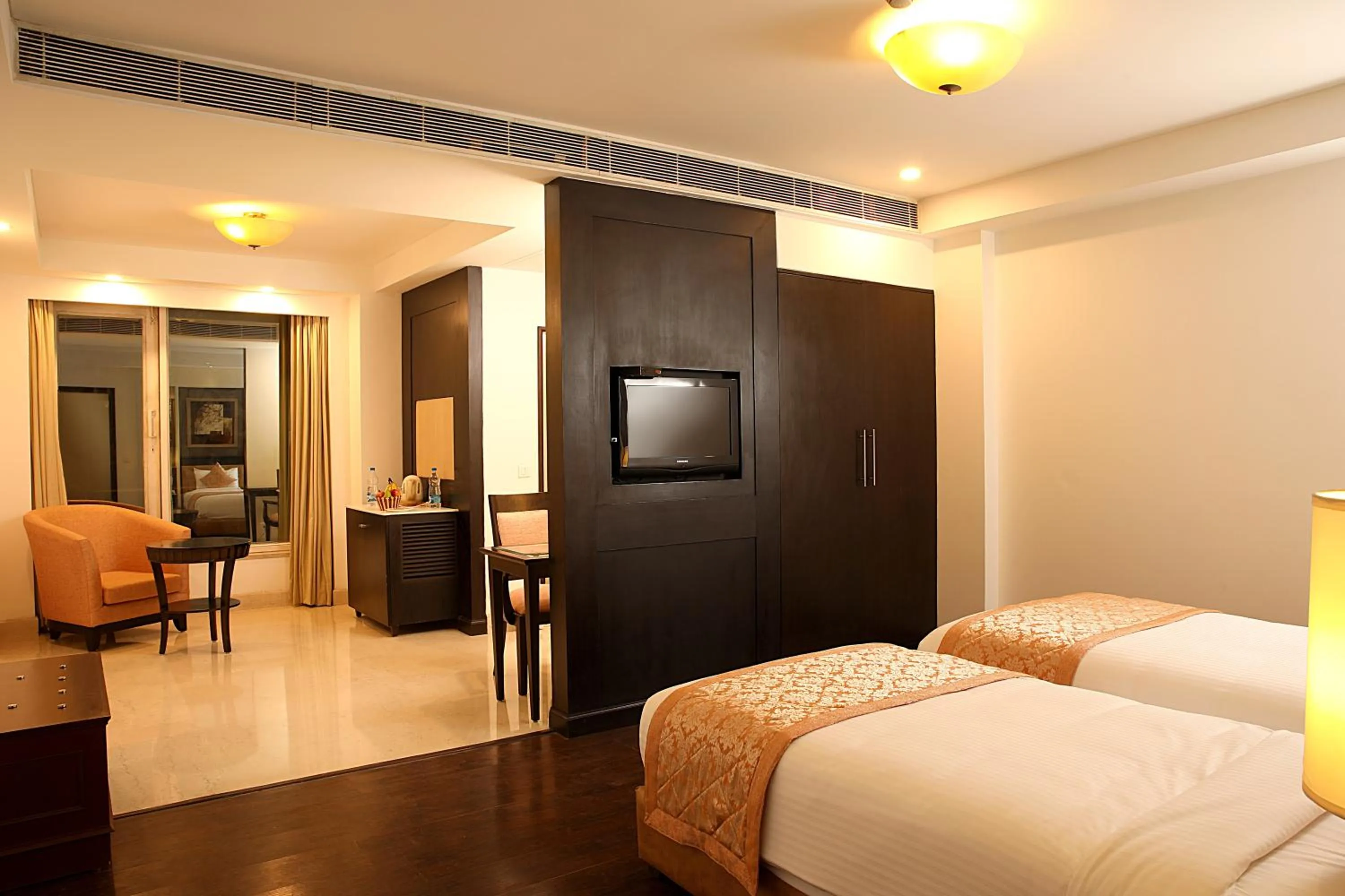 TV and multimedia, Bed in Inde Hotel Vista Woods Huda City Centre, Gurgaon