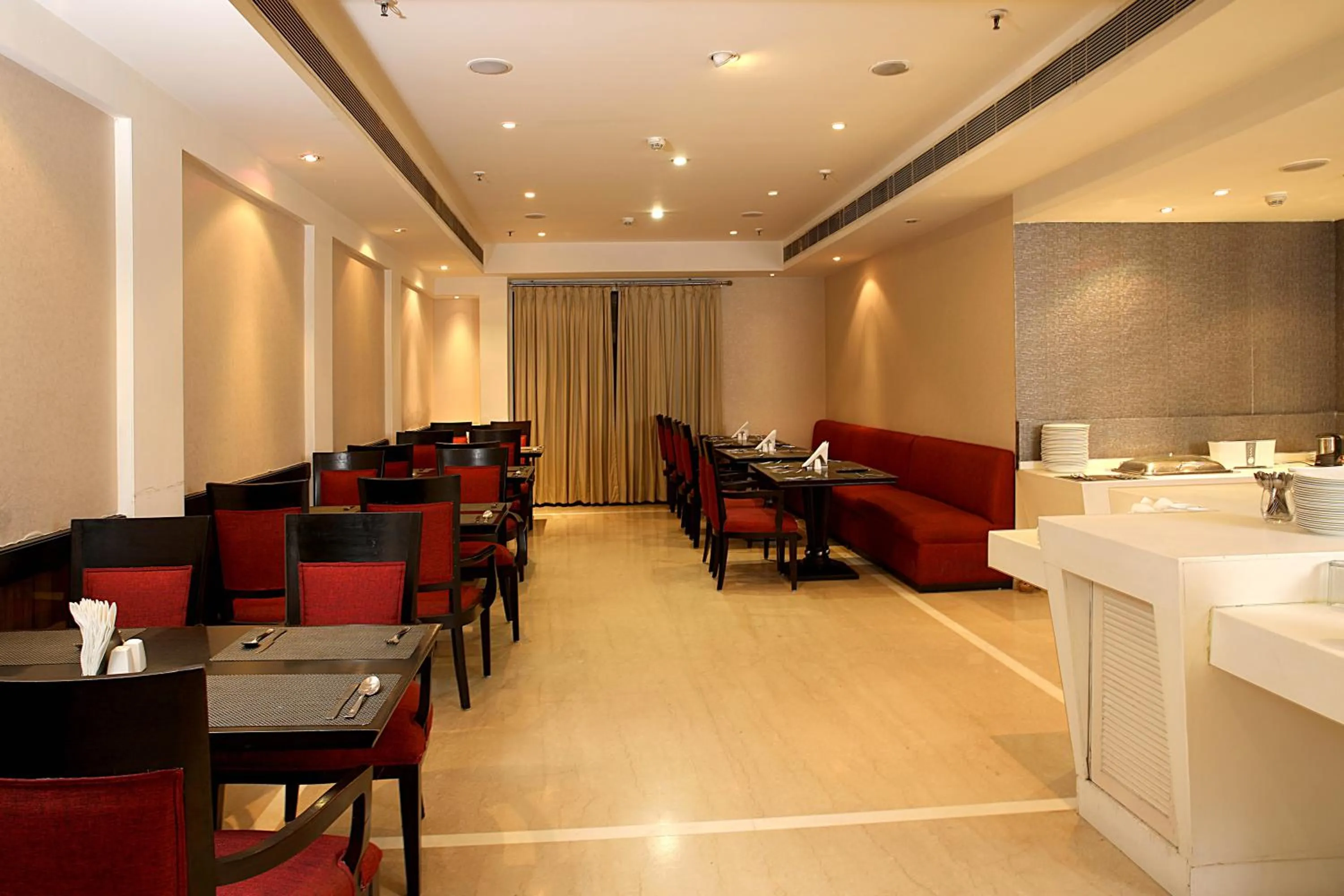 Restaurant/places to eat in Inde Hotel Vista Woods Huda City Centre, Gurgaon