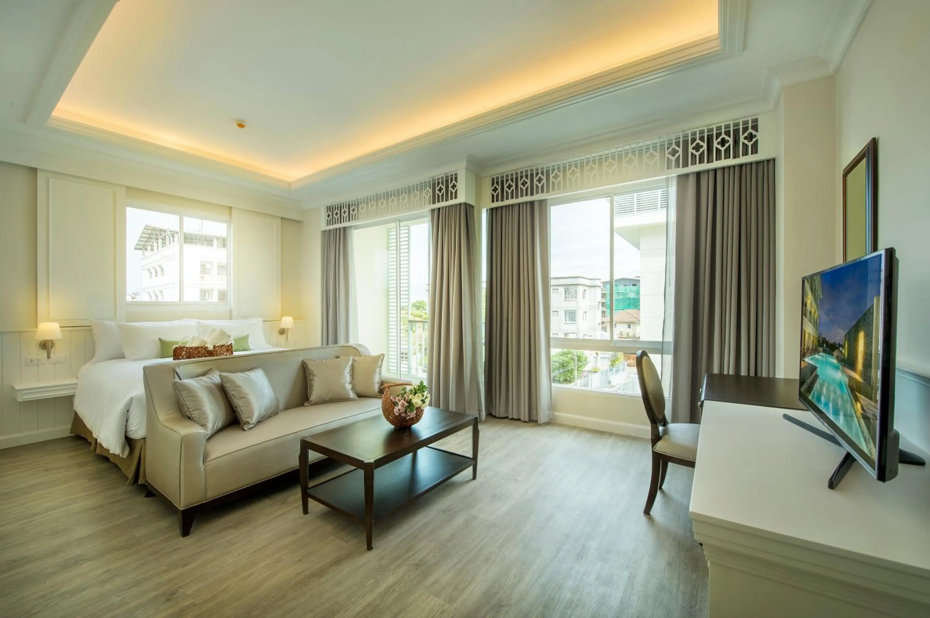 Seating area, Bed in Siam Tharadol