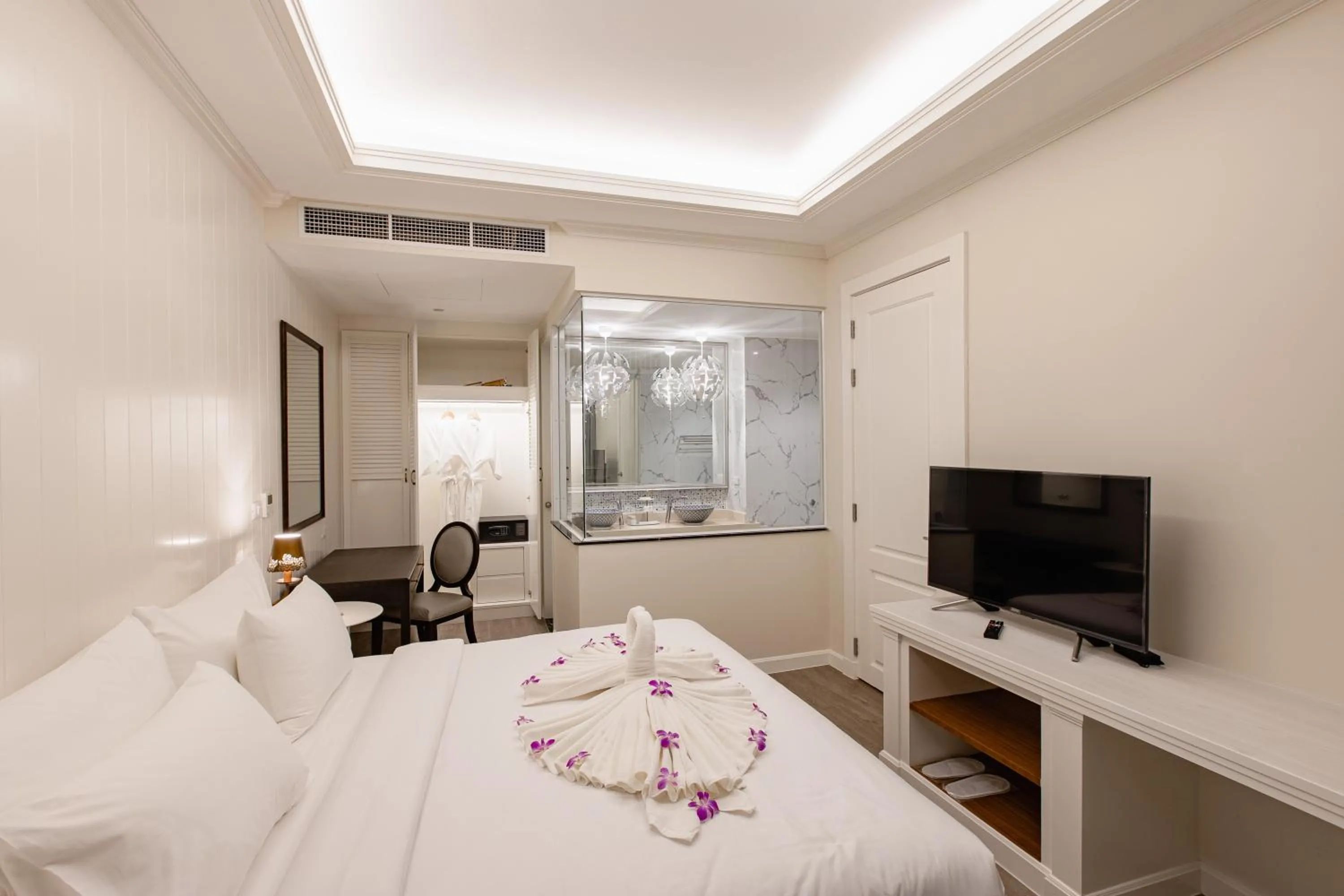 Photo of the whole room, Bed in Siam Tharadol