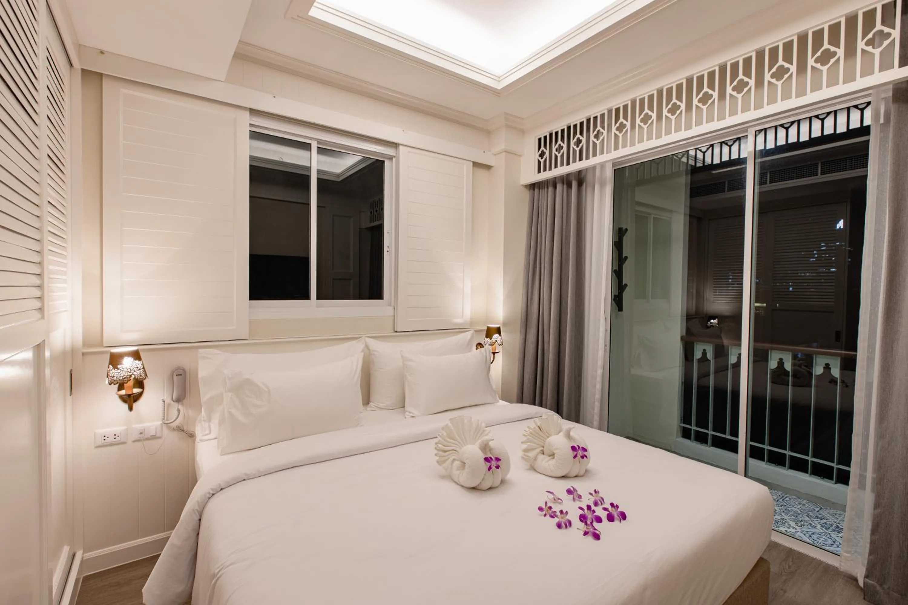 Photo of the whole room, Bed in Siam Tharadol