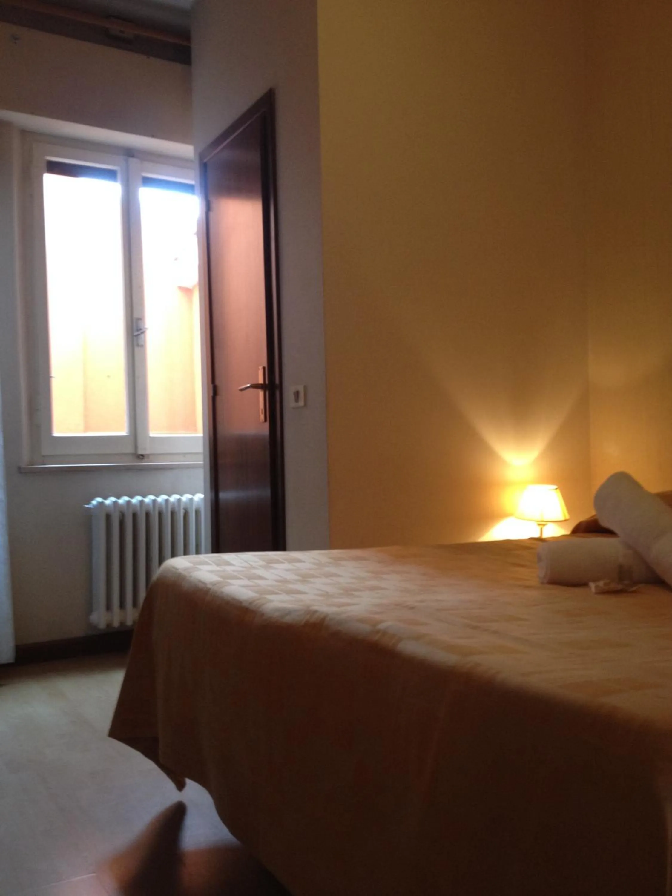 Inner courtyard view, Bed in Hotel Loreto