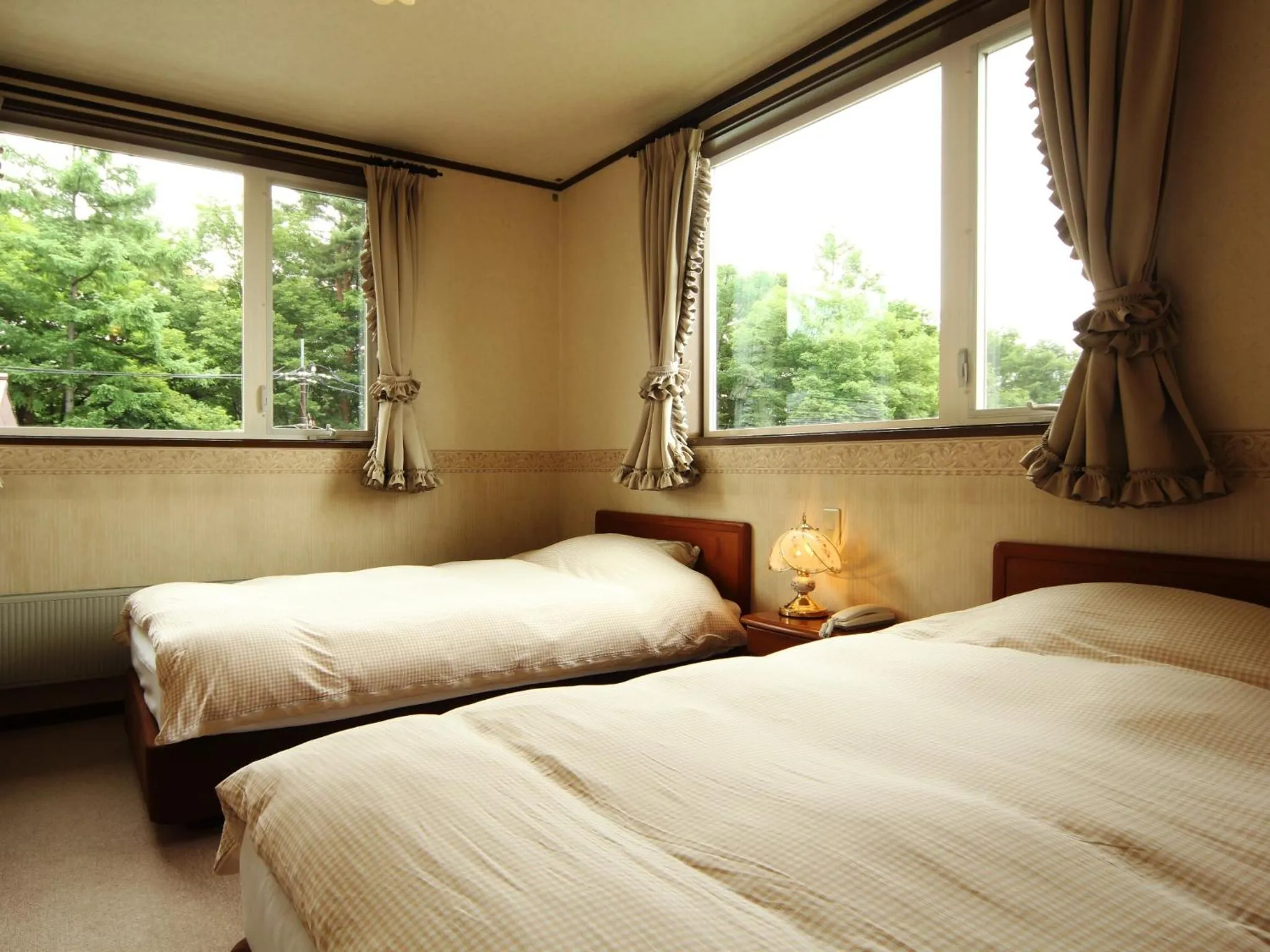 Photo of the whole room, Bed in Pension Raisin