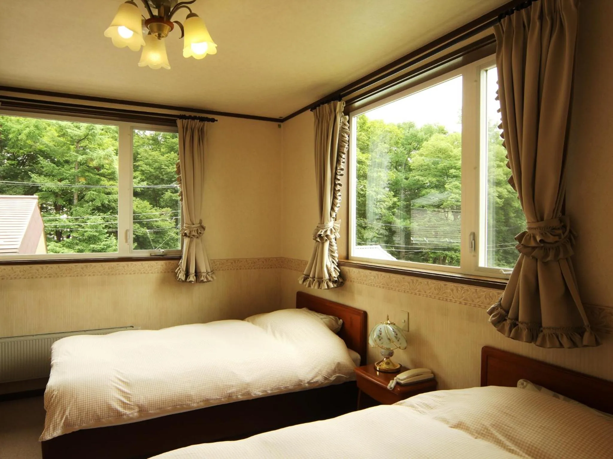 Photo of the whole room, Bed in Pension Raisin