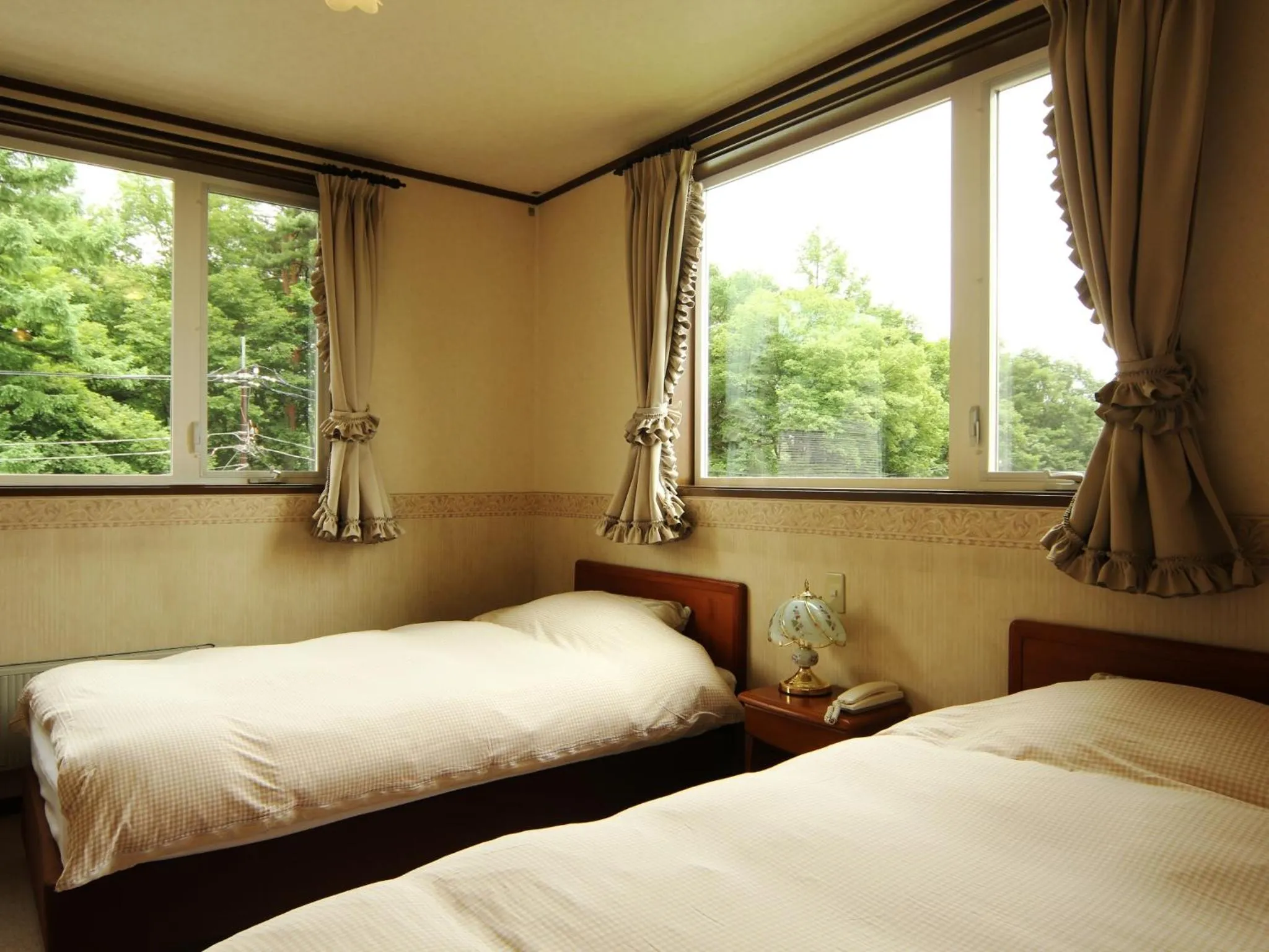 Photo of the whole room, Bed in Pension Raisin