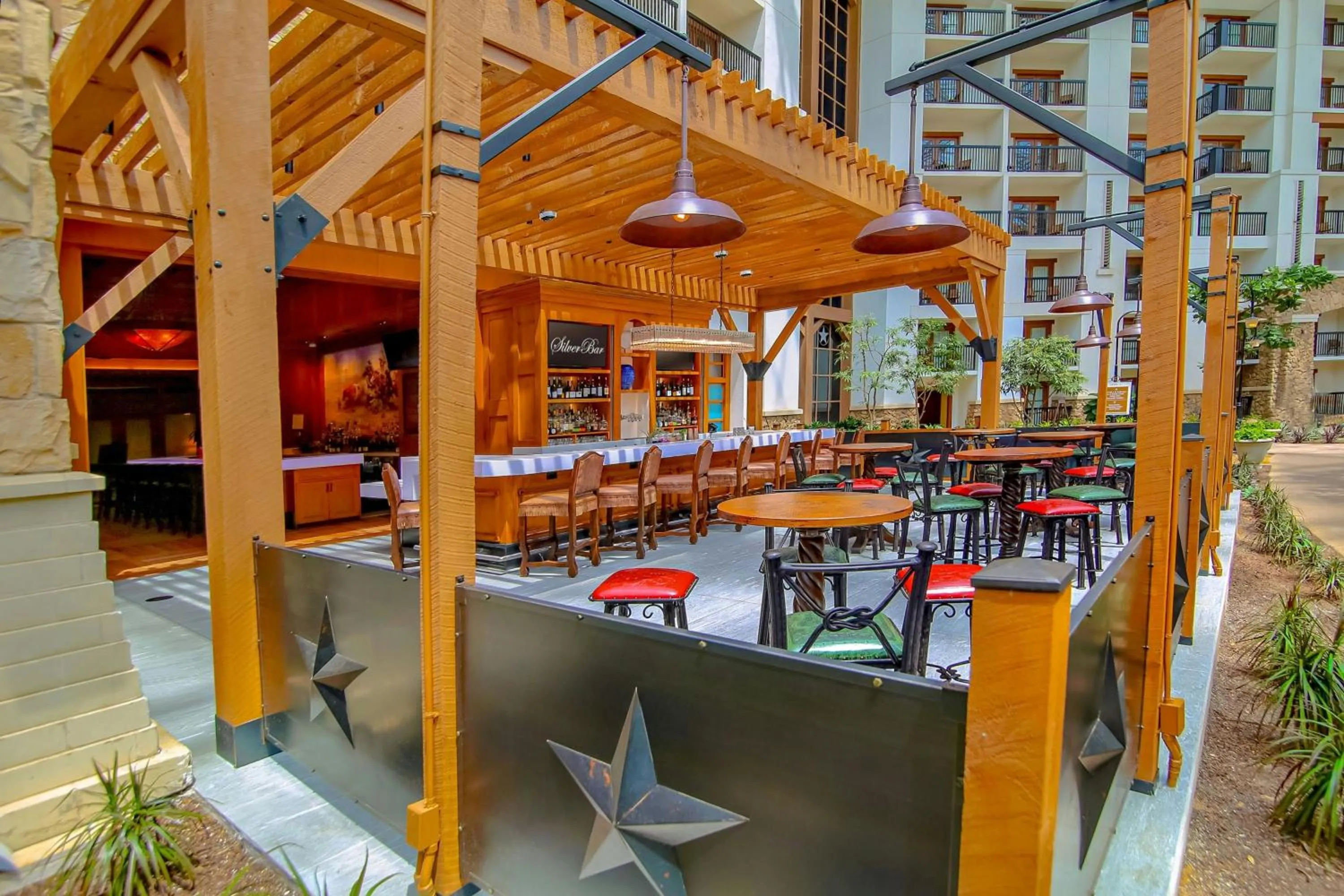 Lounge or bar in Gaylord Texan Resort and Convention Center