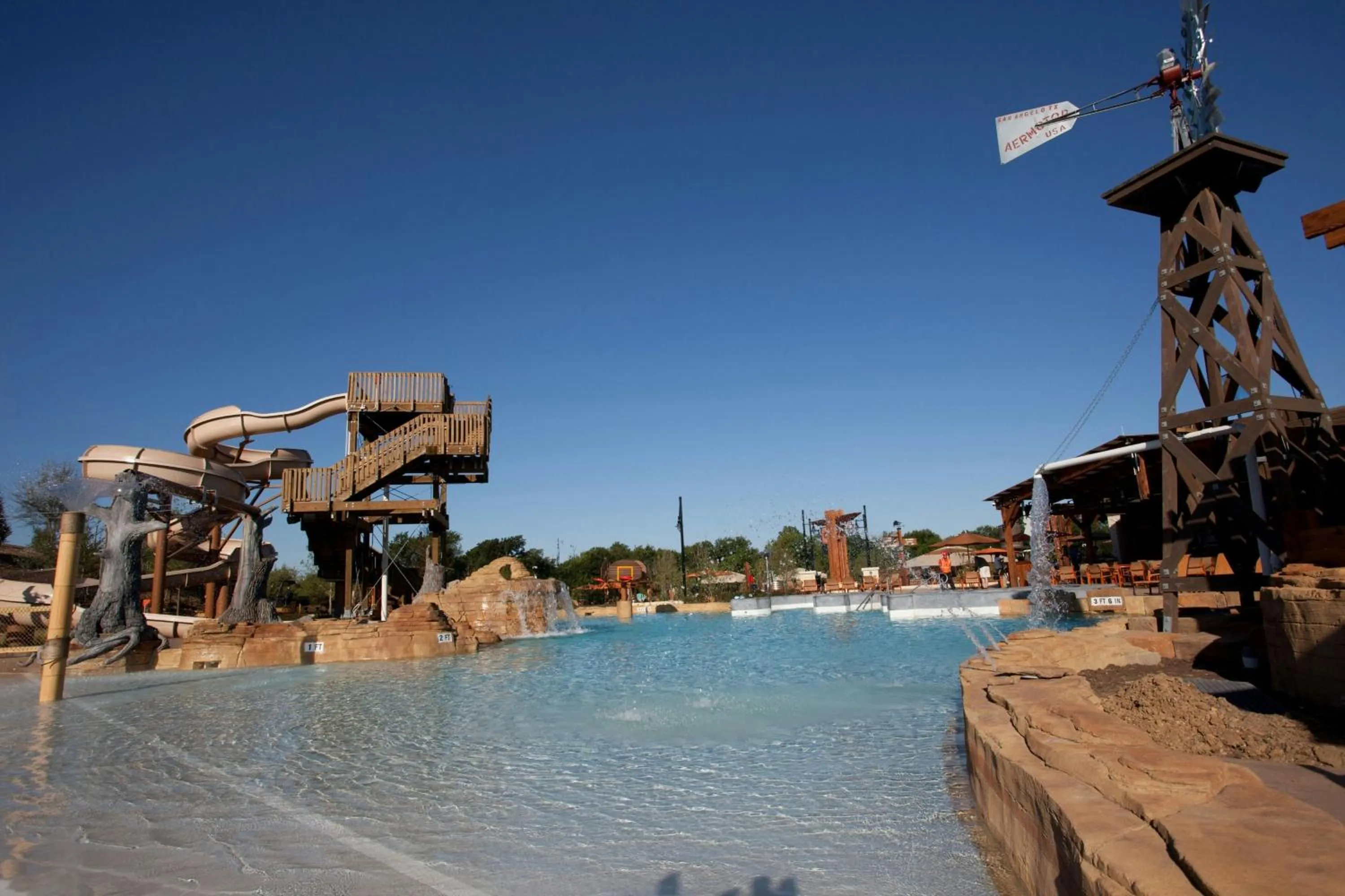 Swimming pool in Gaylord Texan Resort and Convention Center