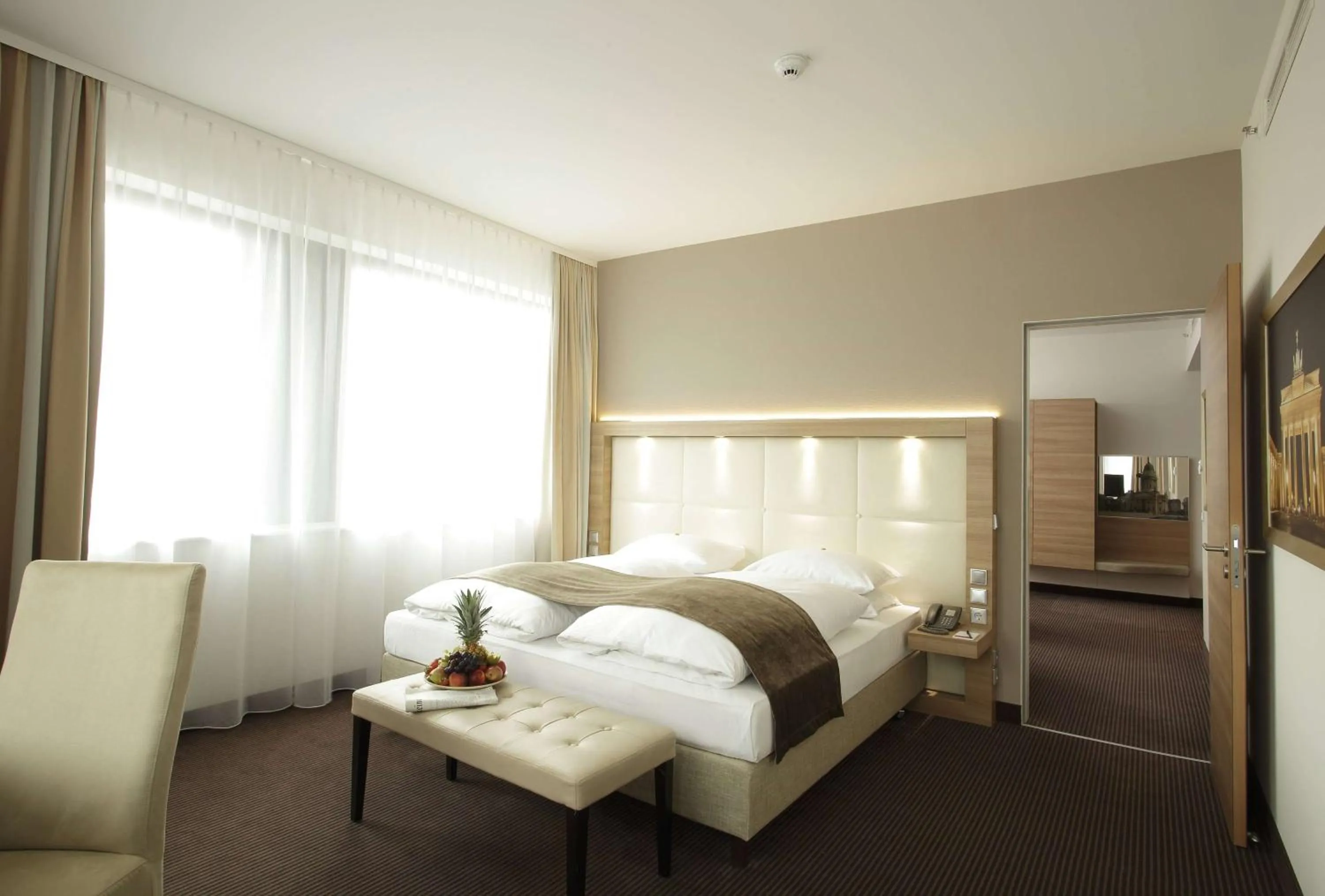 Photo of the whole room, Bed in H4 Hotel Berlin Alexanderplatz