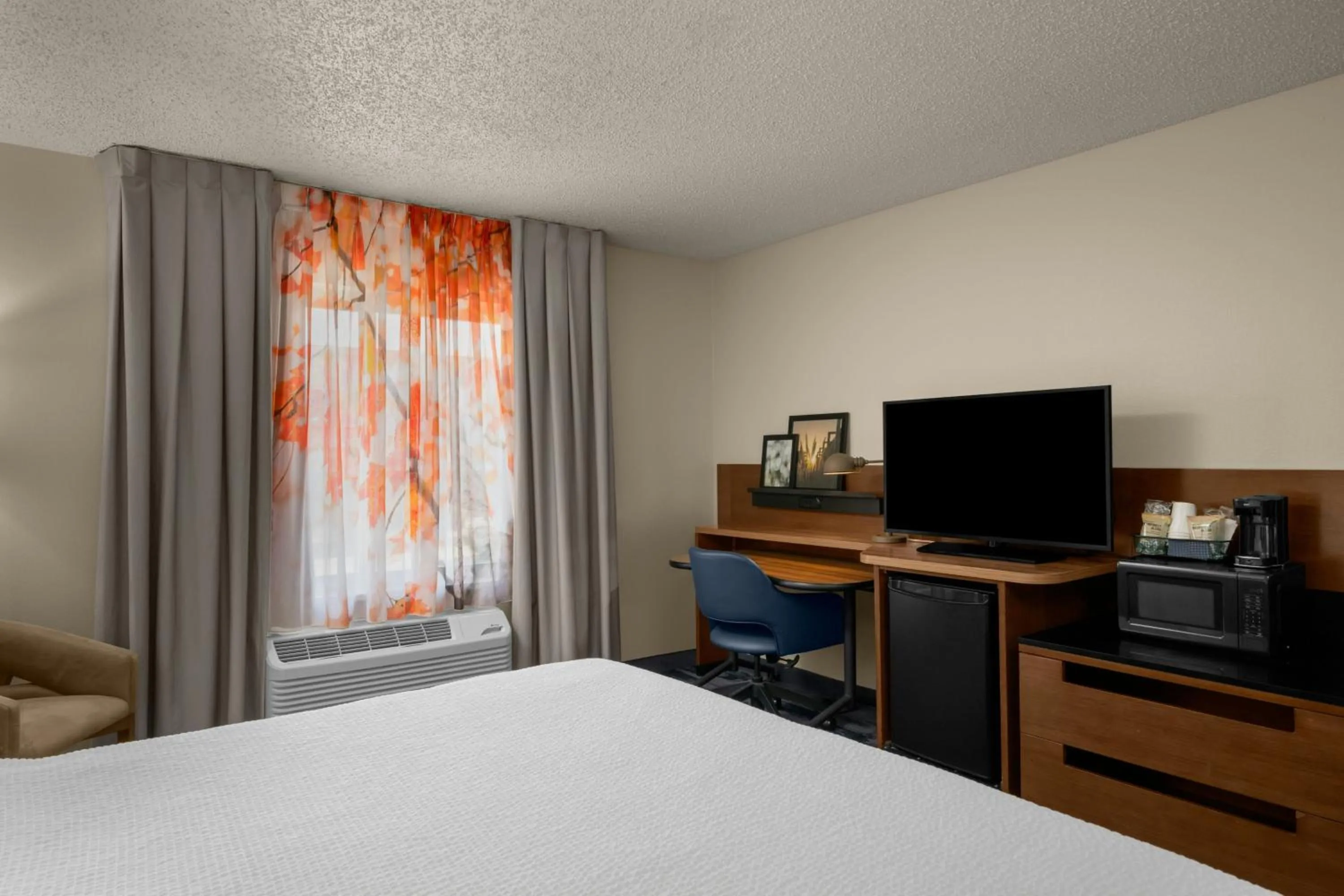 Photo of the whole room, Bed in Fairfield Inn Boise Airport