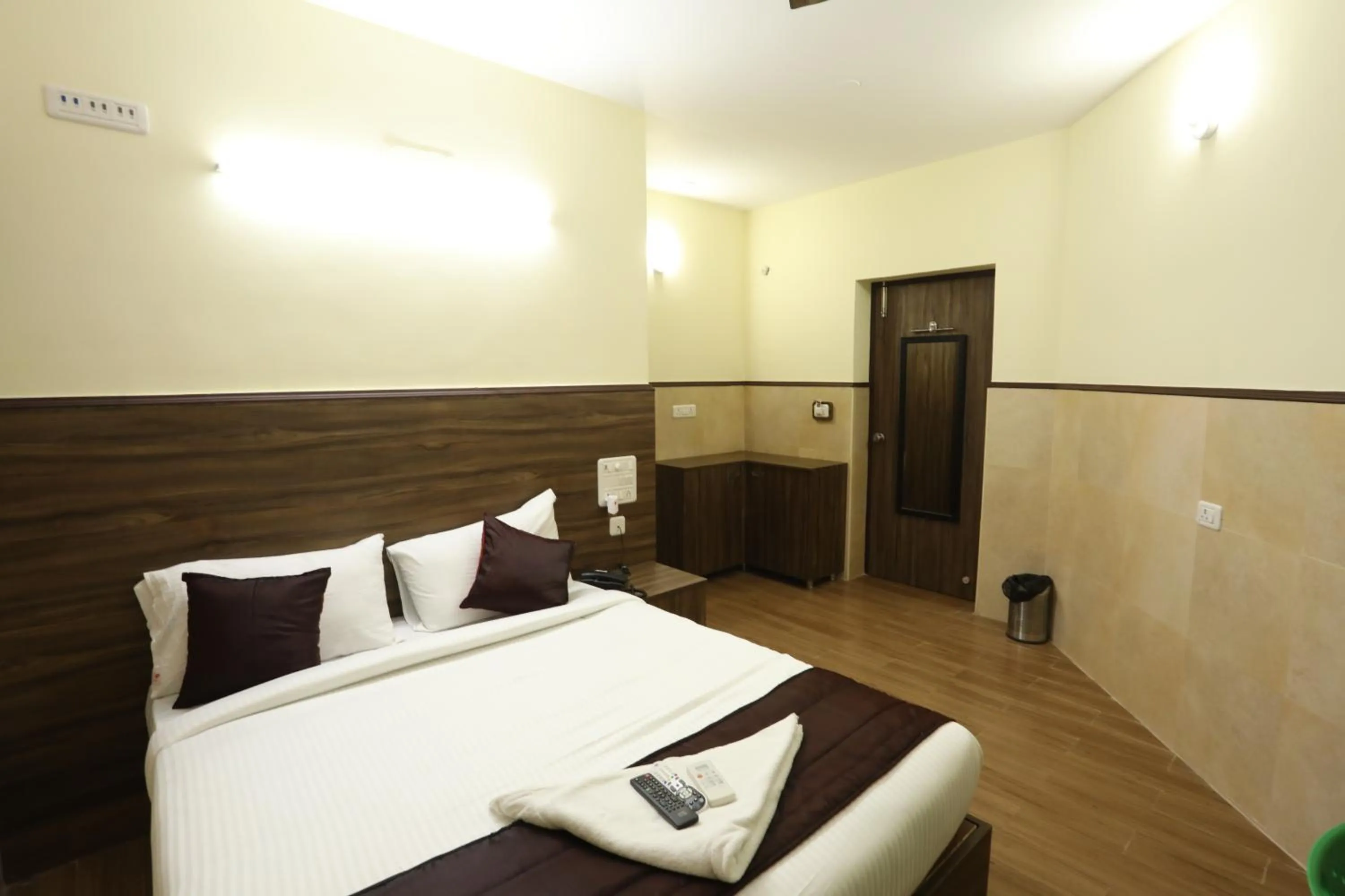 Bedroom, Bed in Season 4 Residences - Nungambakkam Near US consulate, Apollo Hospital, Shankar Nethralaya