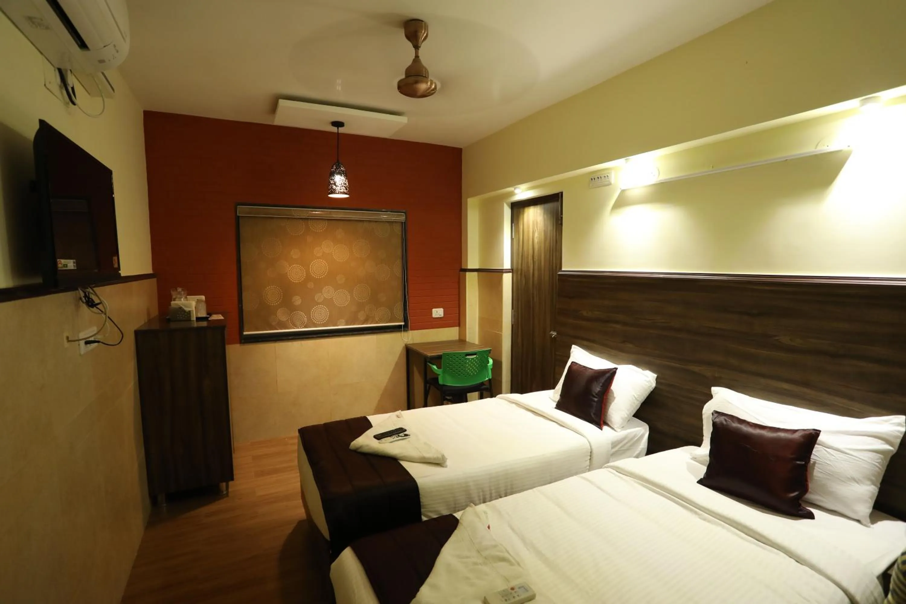 Family, Bed in Season 4 Residences - Nungambakkam Near US consulate, Apollo Hospital, Shankar Nethralaya