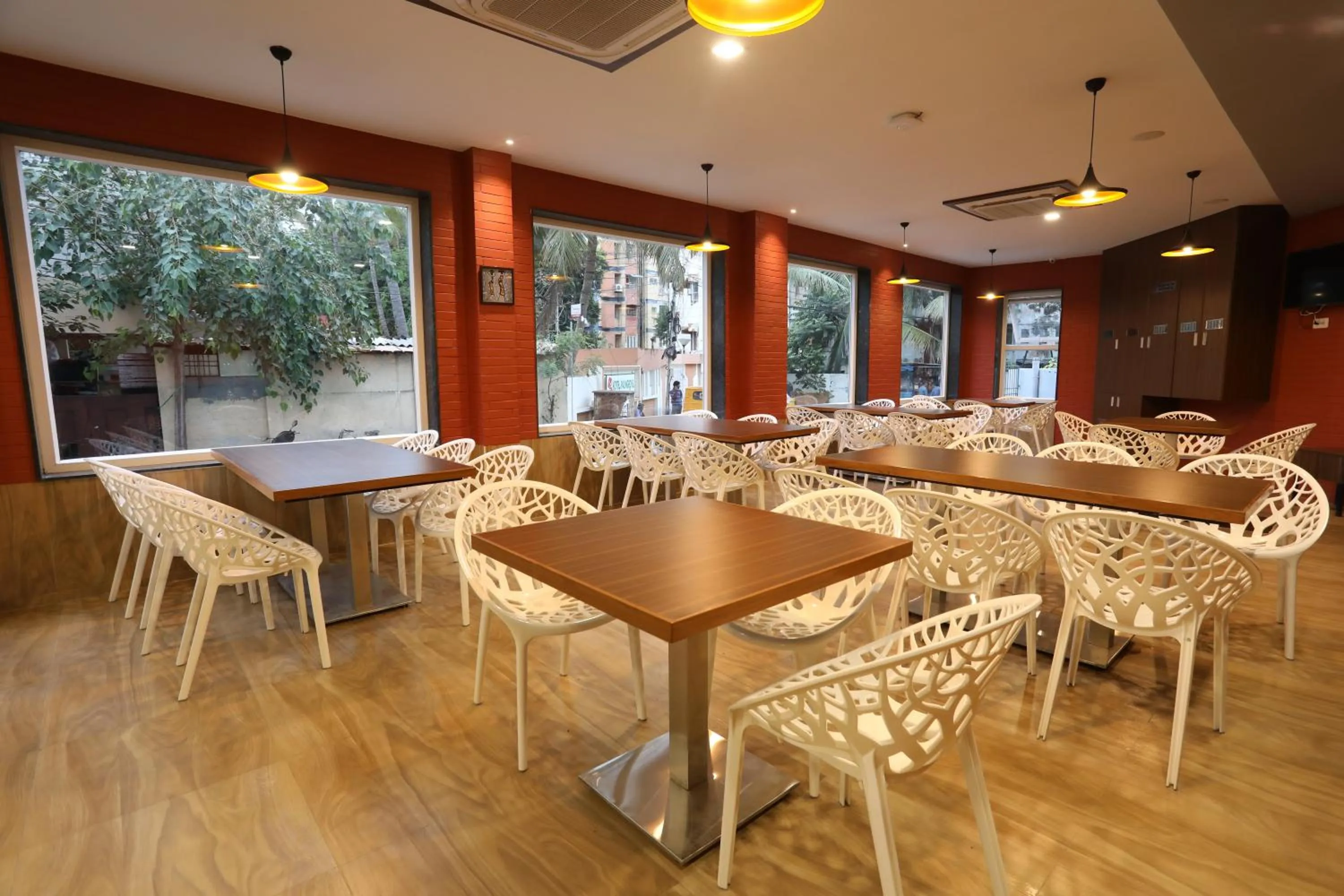 Family in Season 4 Residences - Nungambakkam Near US consulate, Apollo Hospital, Shankar Nethralaya