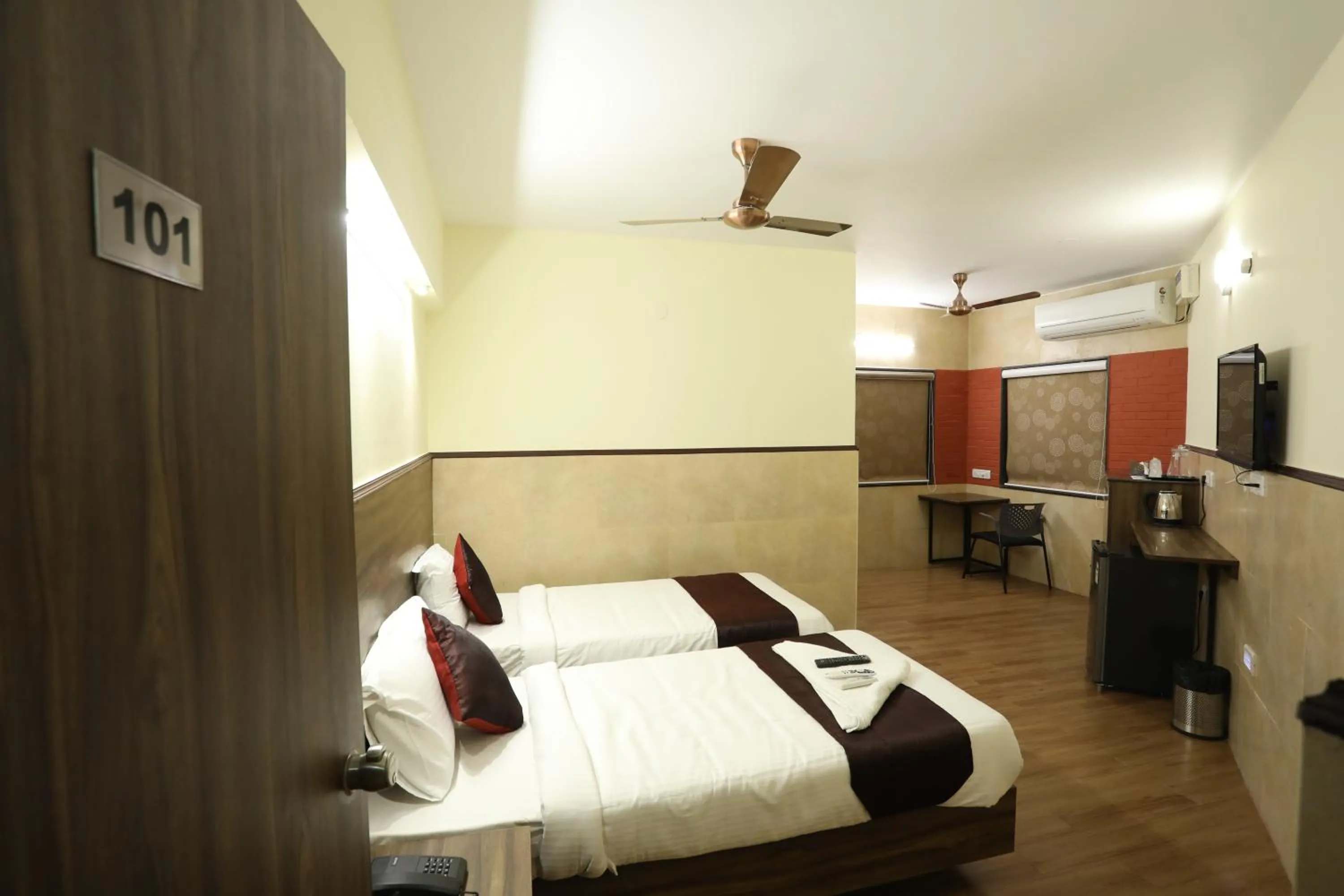 Bed in Season 4 Residences - Nungambakkam Near US consulate, Apollo Hospital, Shankar Nethralaya