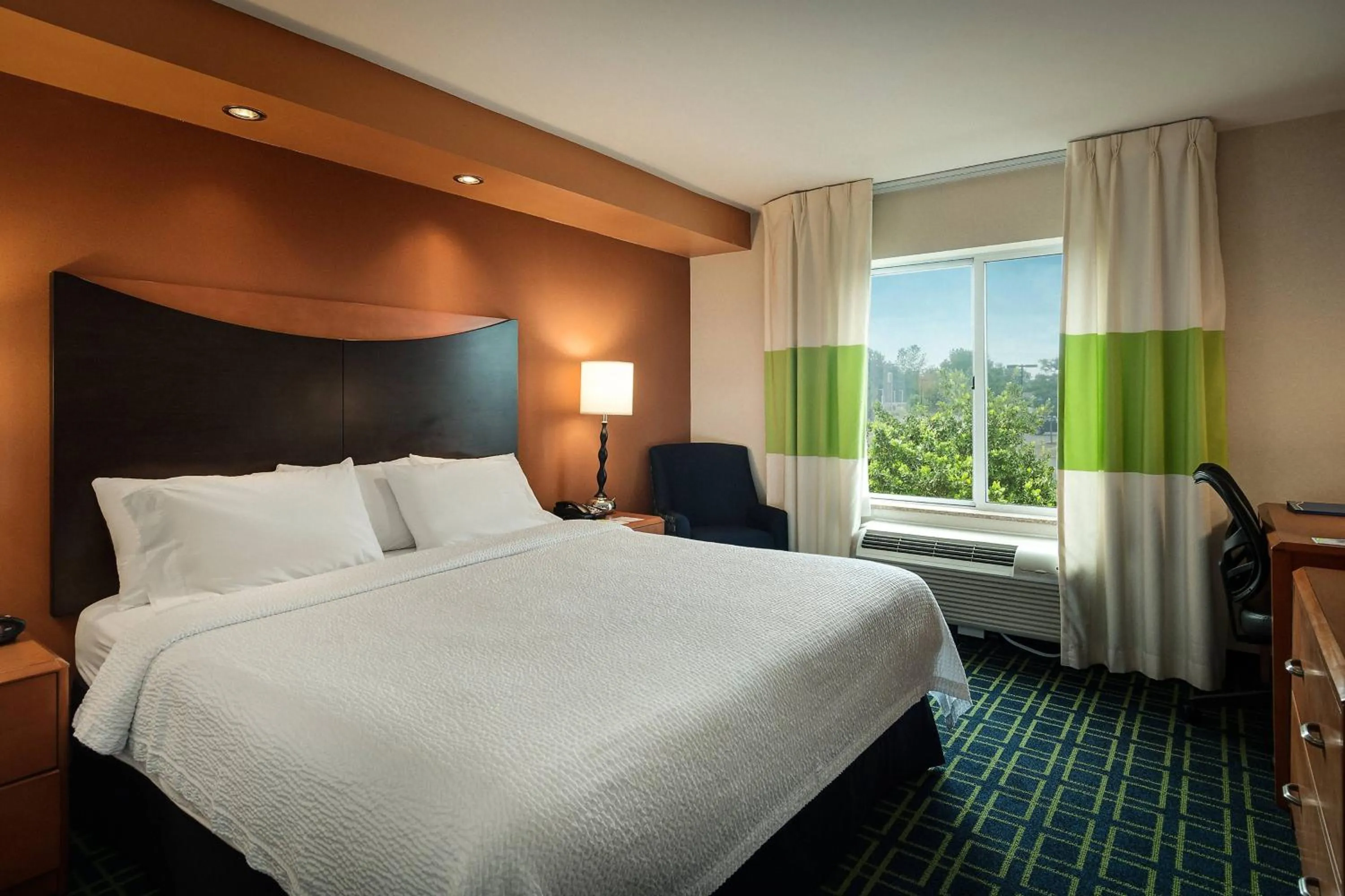 Photo of the whole room, Bed in Fairfield Inn & Suites Worcester Auburn