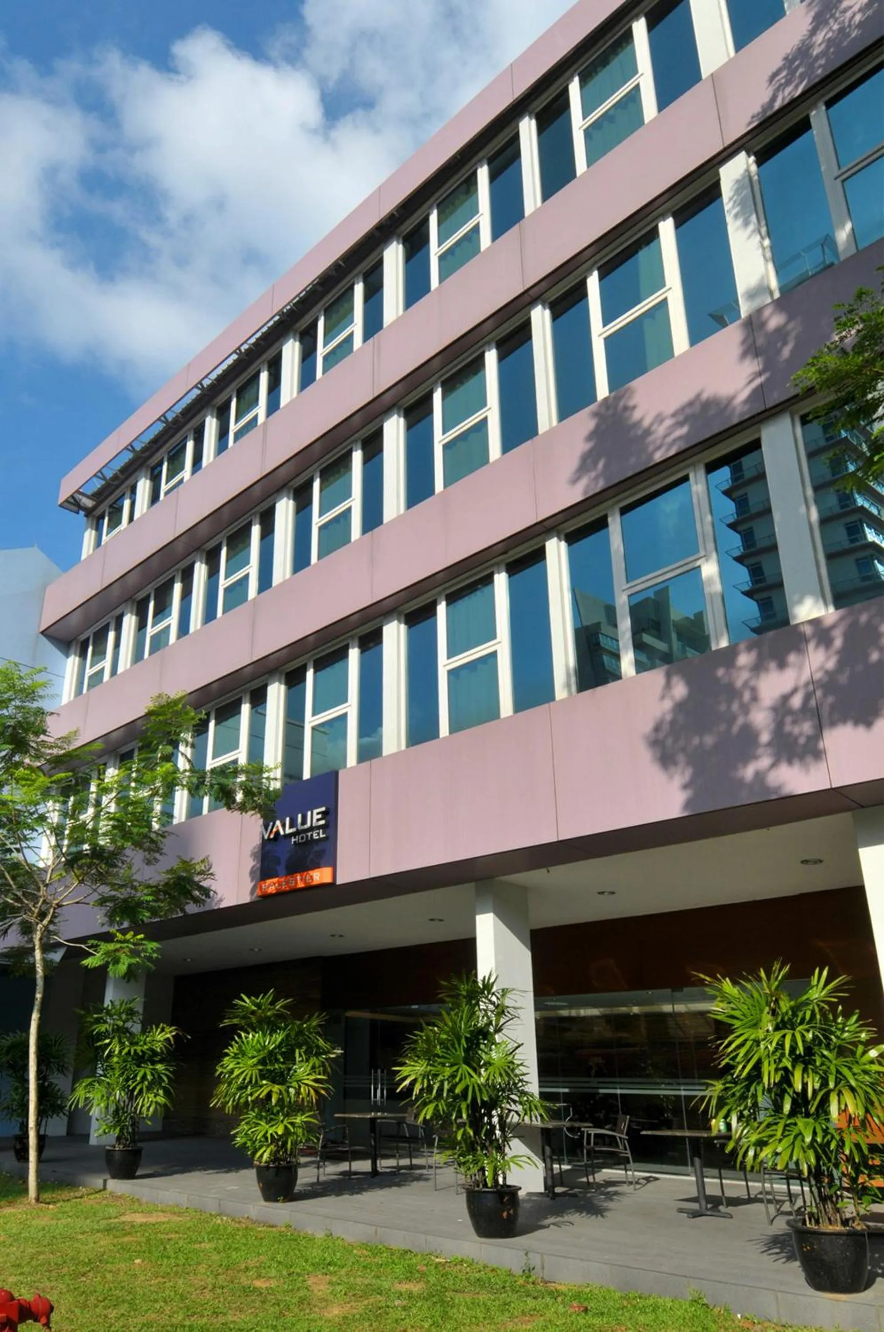 Facade/entrance in Value Hotel Balestier