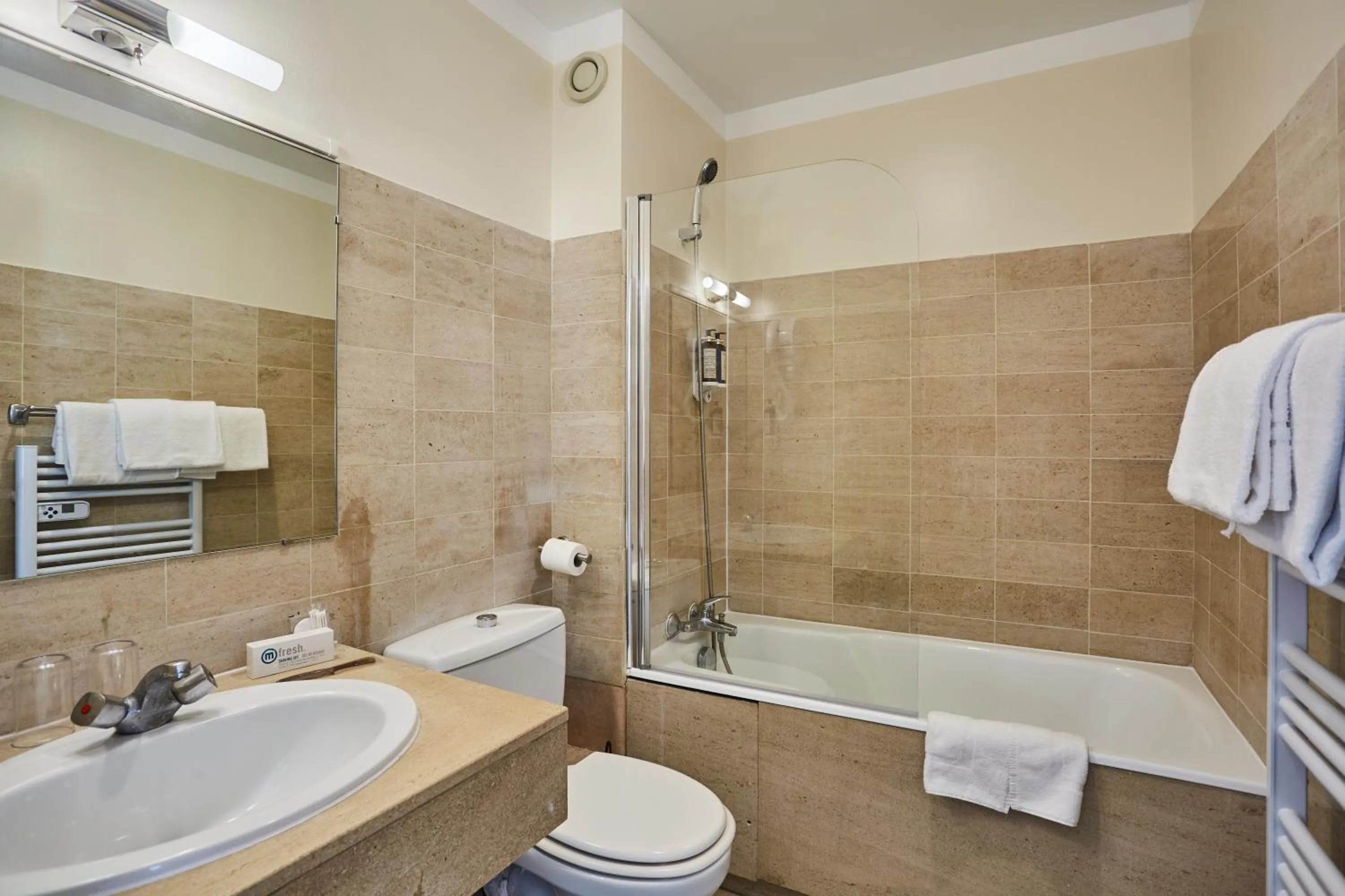 Bathroom in Hôtel Beauquartier Montmartre