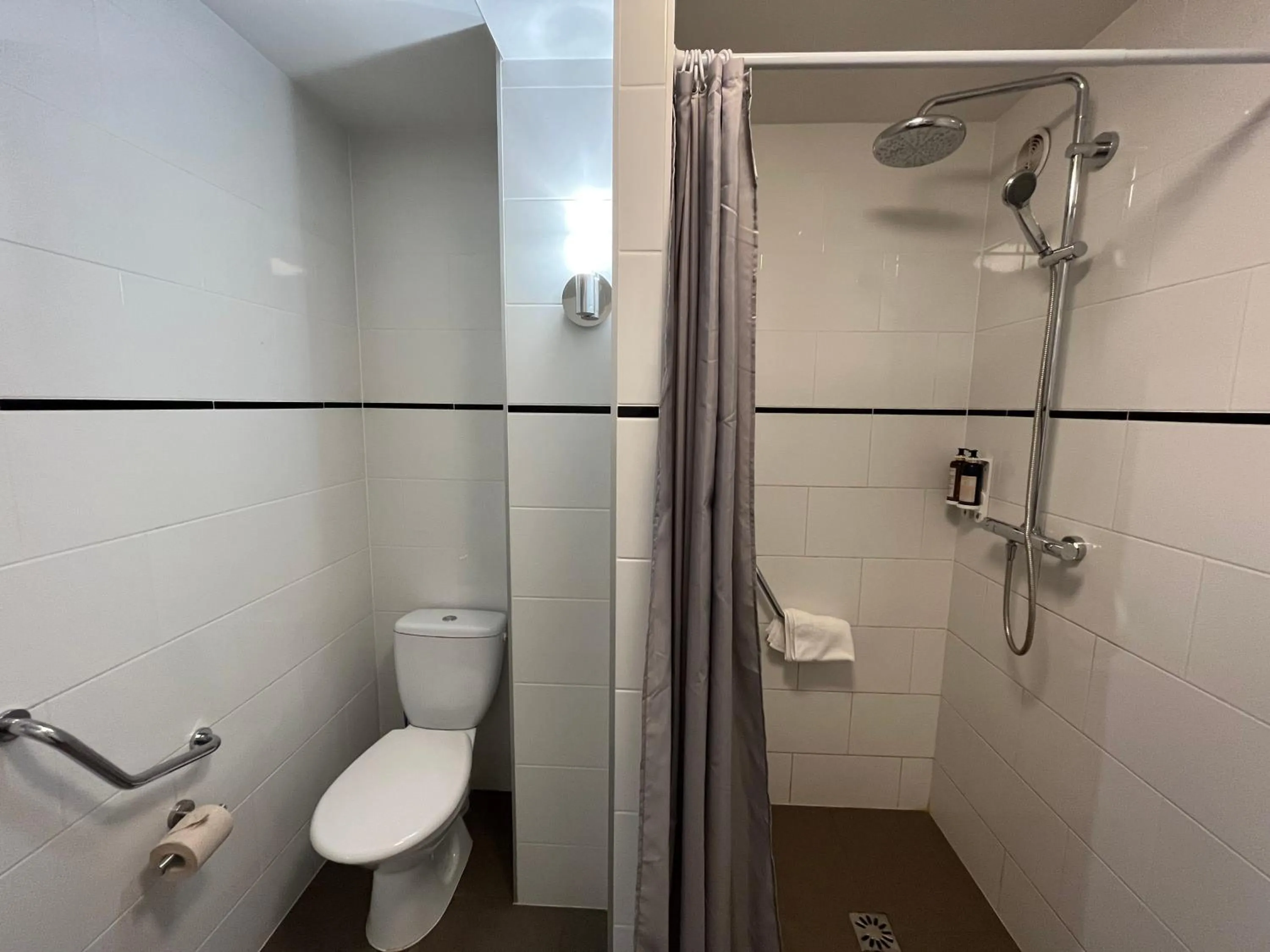 Shower in Hôtel Beauquartier Montmartre