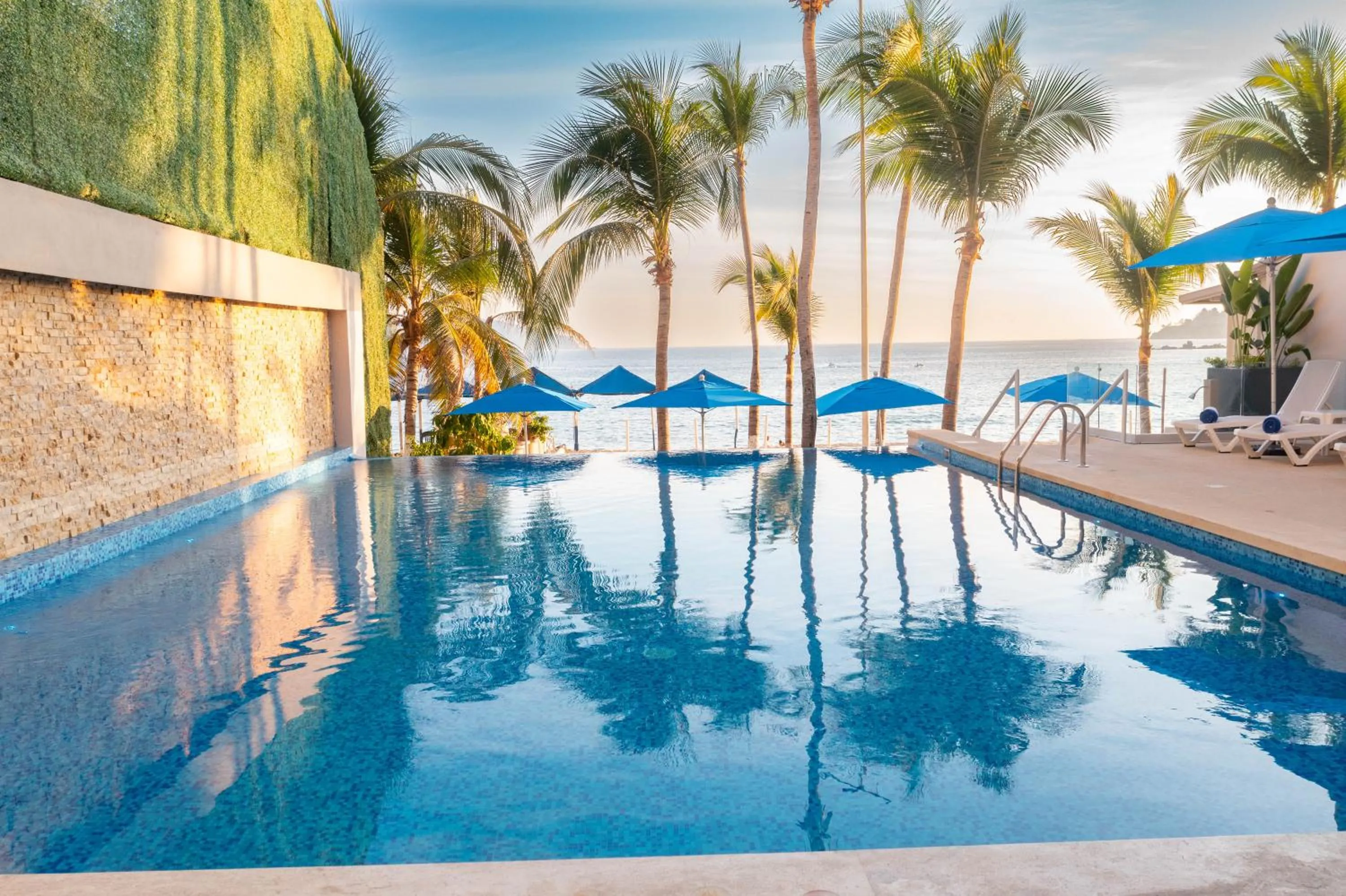 Swimming pool in Ritz Acapulco All Inclusive