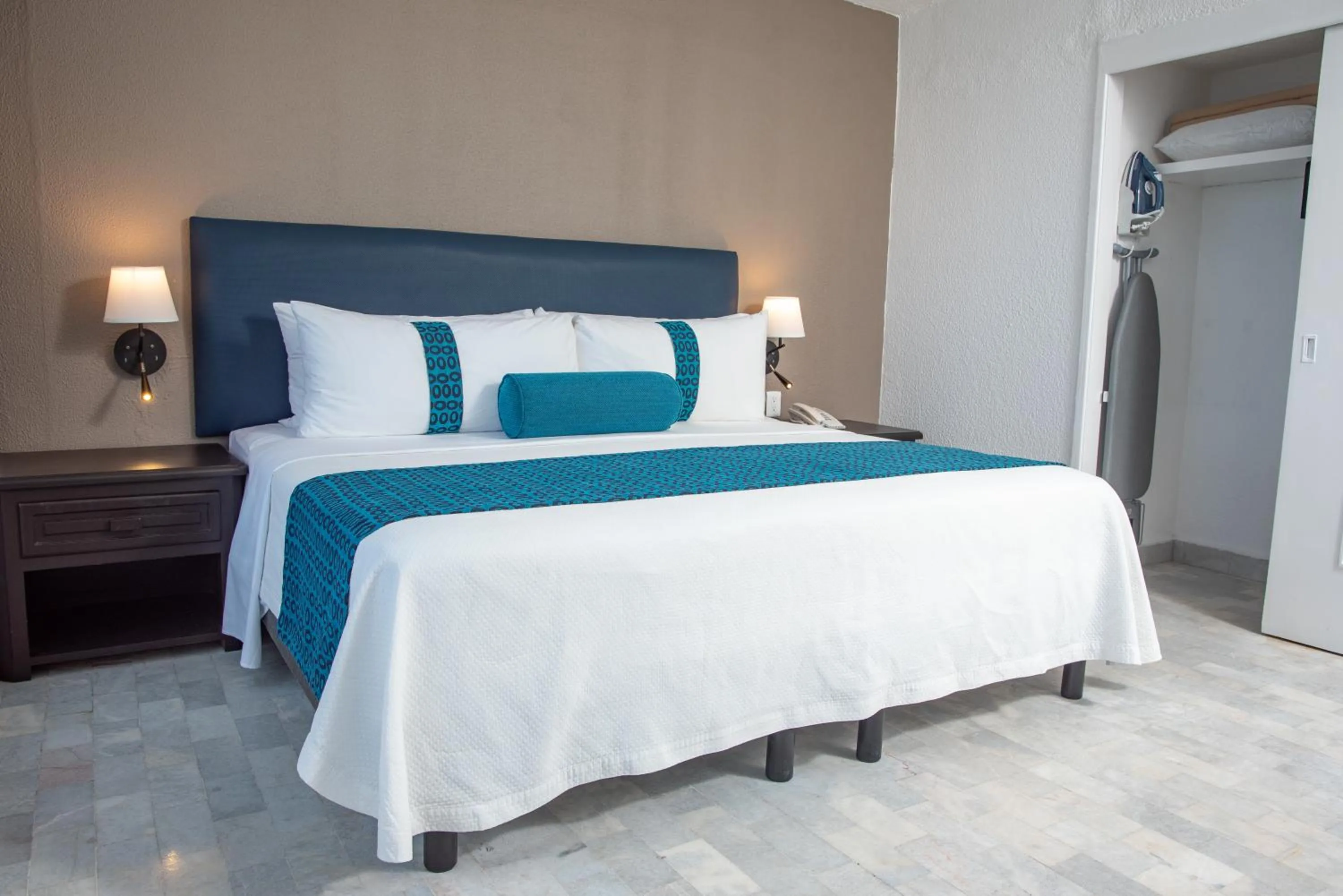 flat iron, Bed in Ritz Acapulco All Inclusive