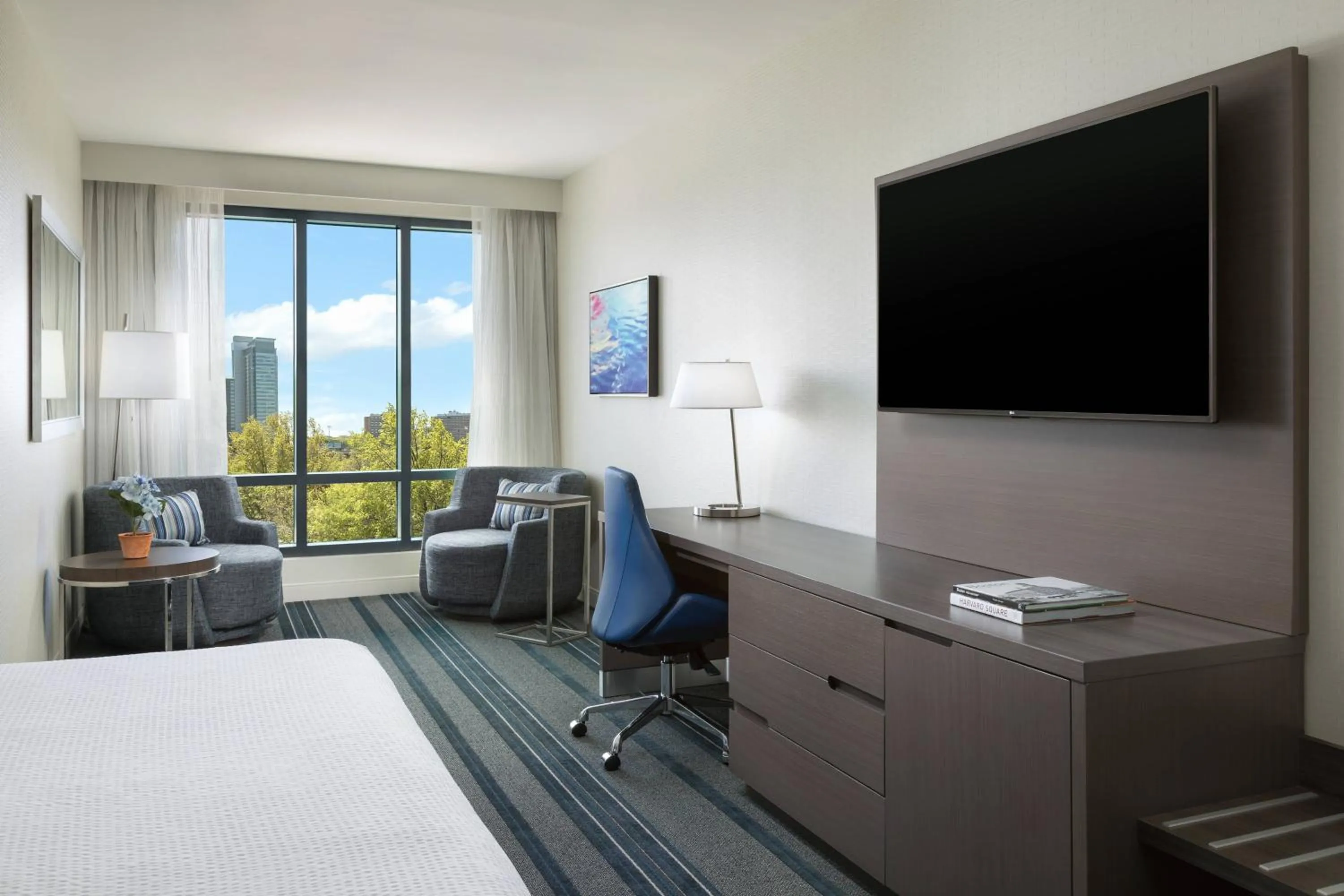 Photo of the whole room, Bed in Courtyard by Marriott Boston Cambridge