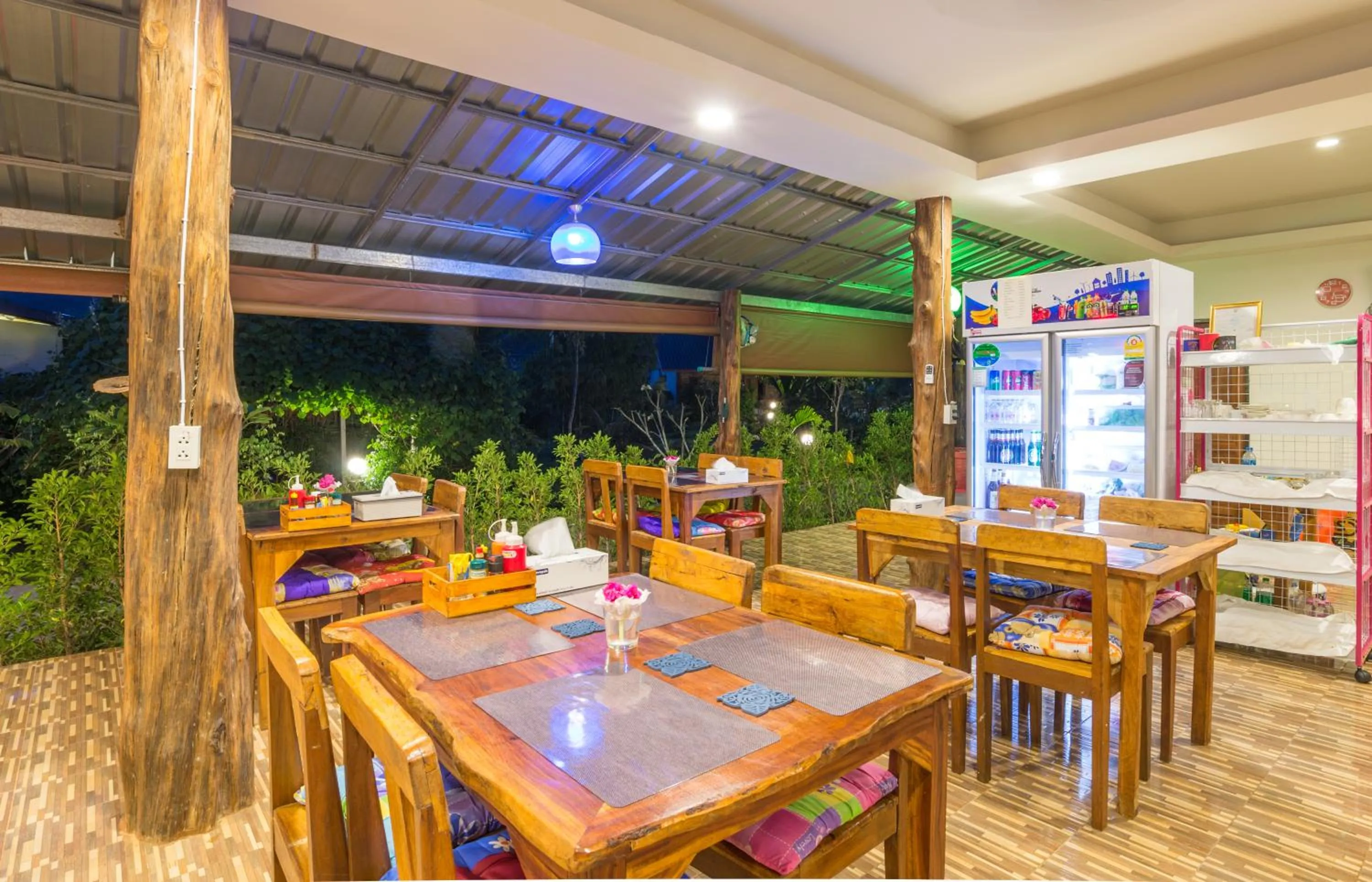 Restaurant/places to eat in Pinthong Aonang Villa