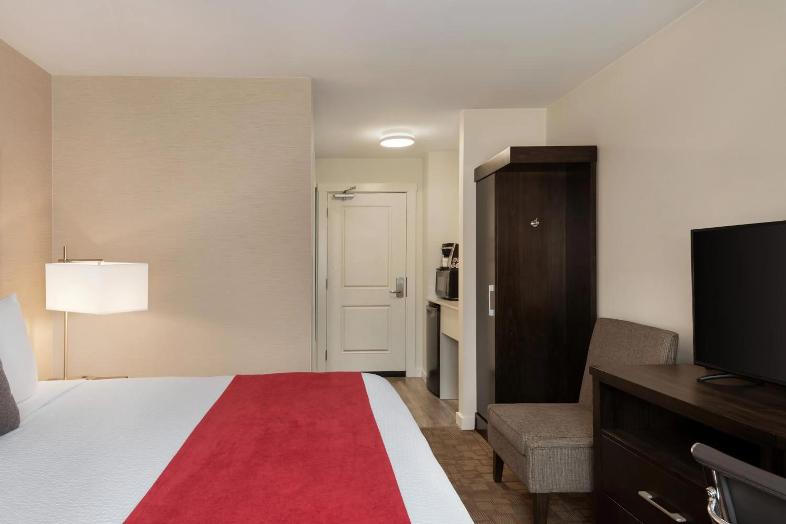 Bedroom, Bed in Days Inn by Wyndham 100 Mile House