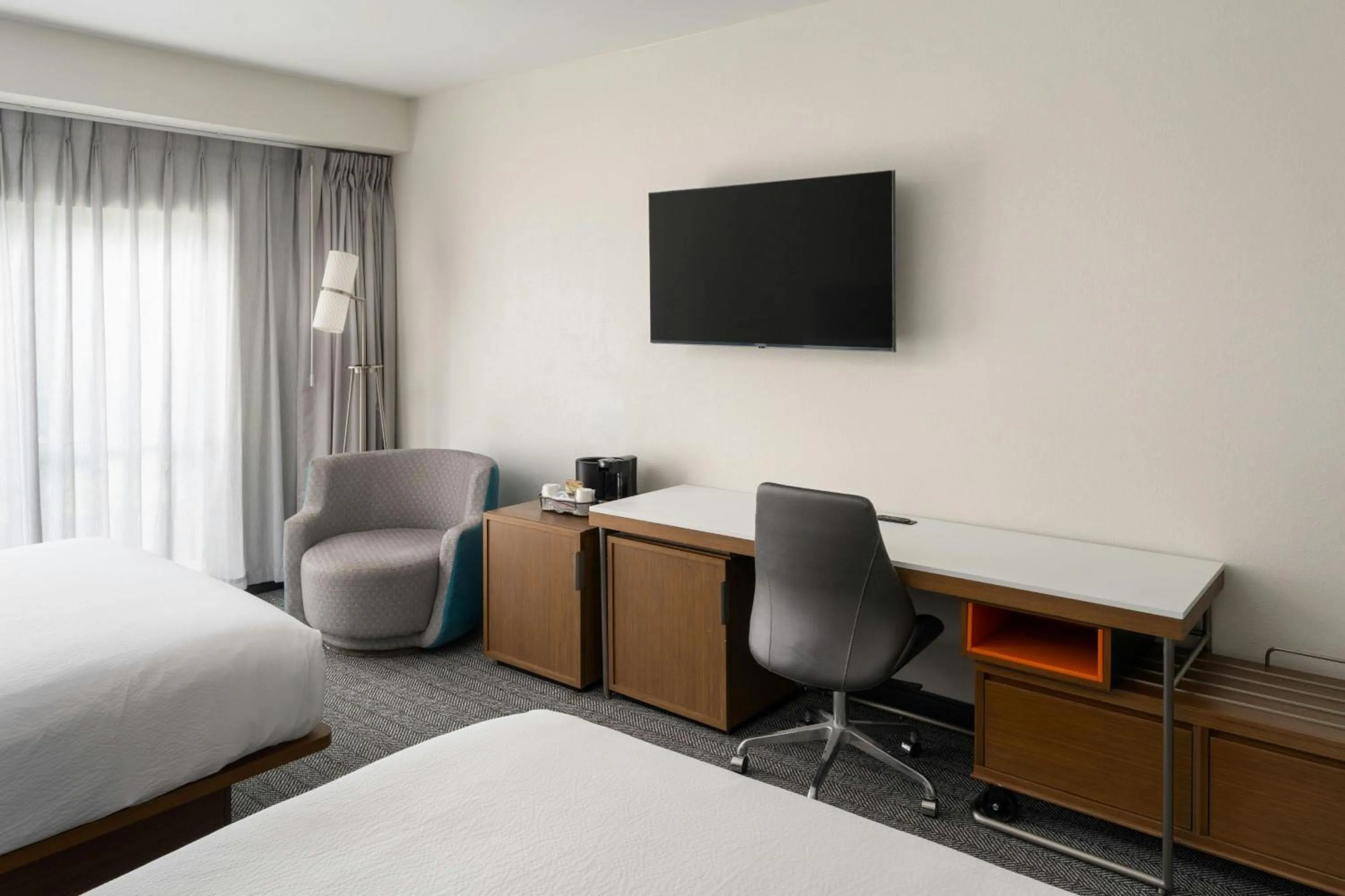 Photo of the whole room, Bed in Courtyard Brunswick