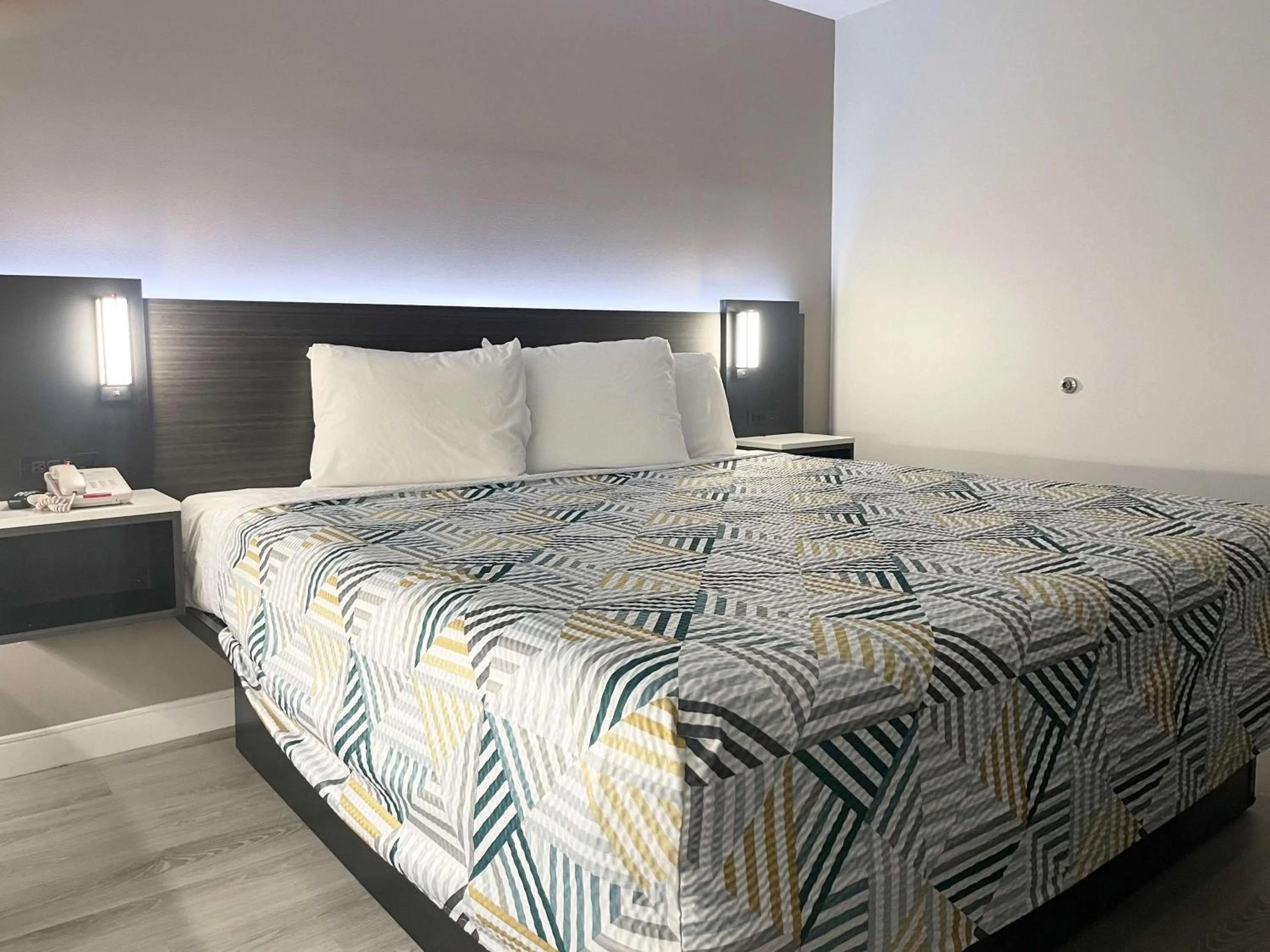 Bedroom, Bed in Motel 6-Morro Bay, CA