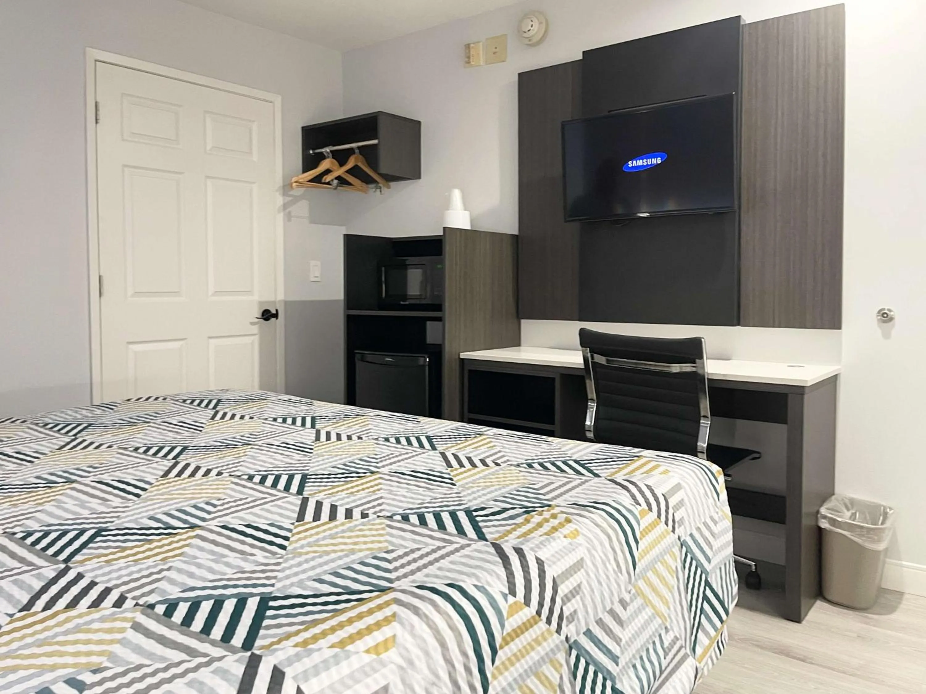 Bedroom, Bed in Motel 6-Morro Bay, CA