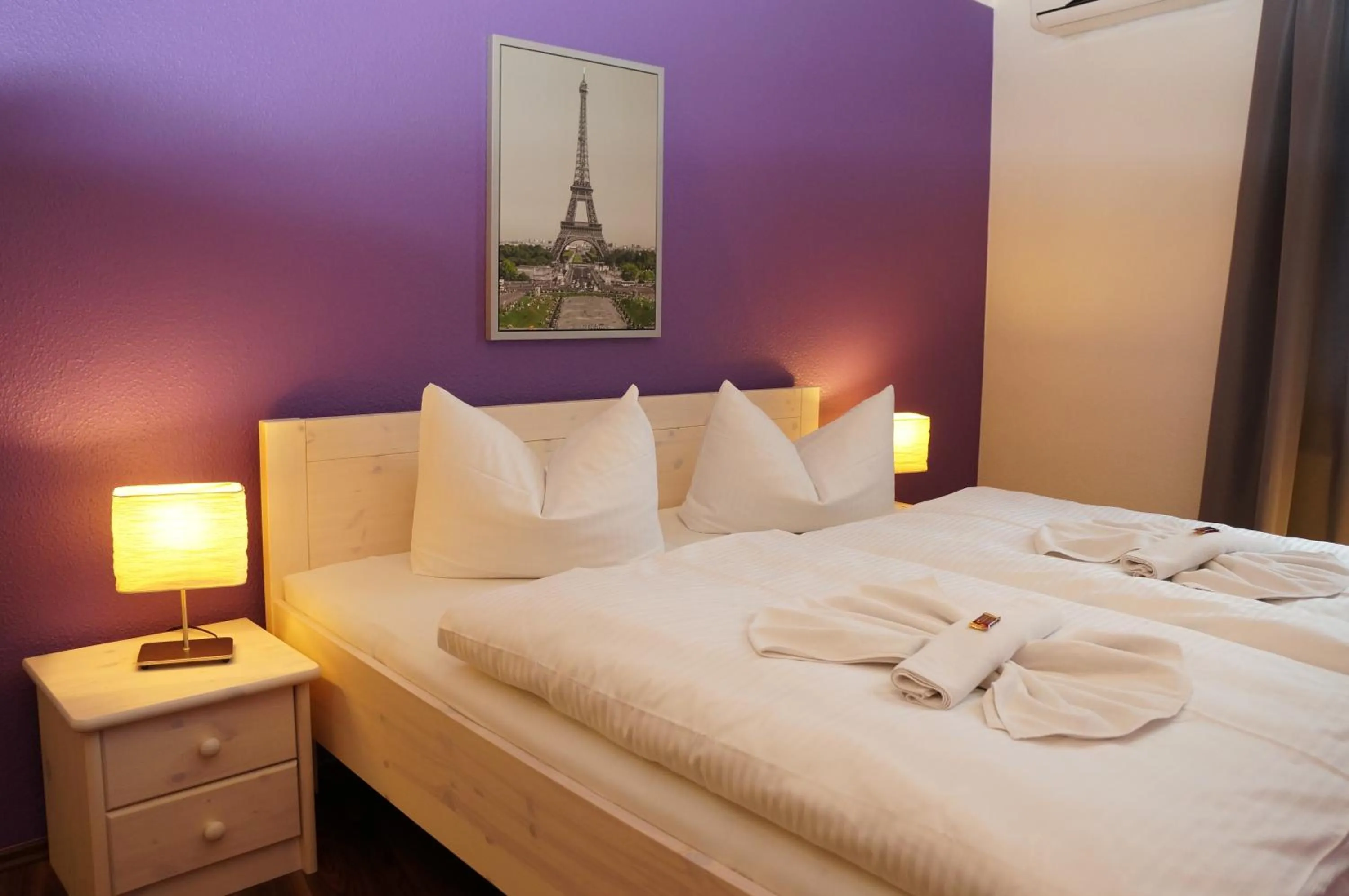 Bedroom, Bed in City-Hotel-Wolgast