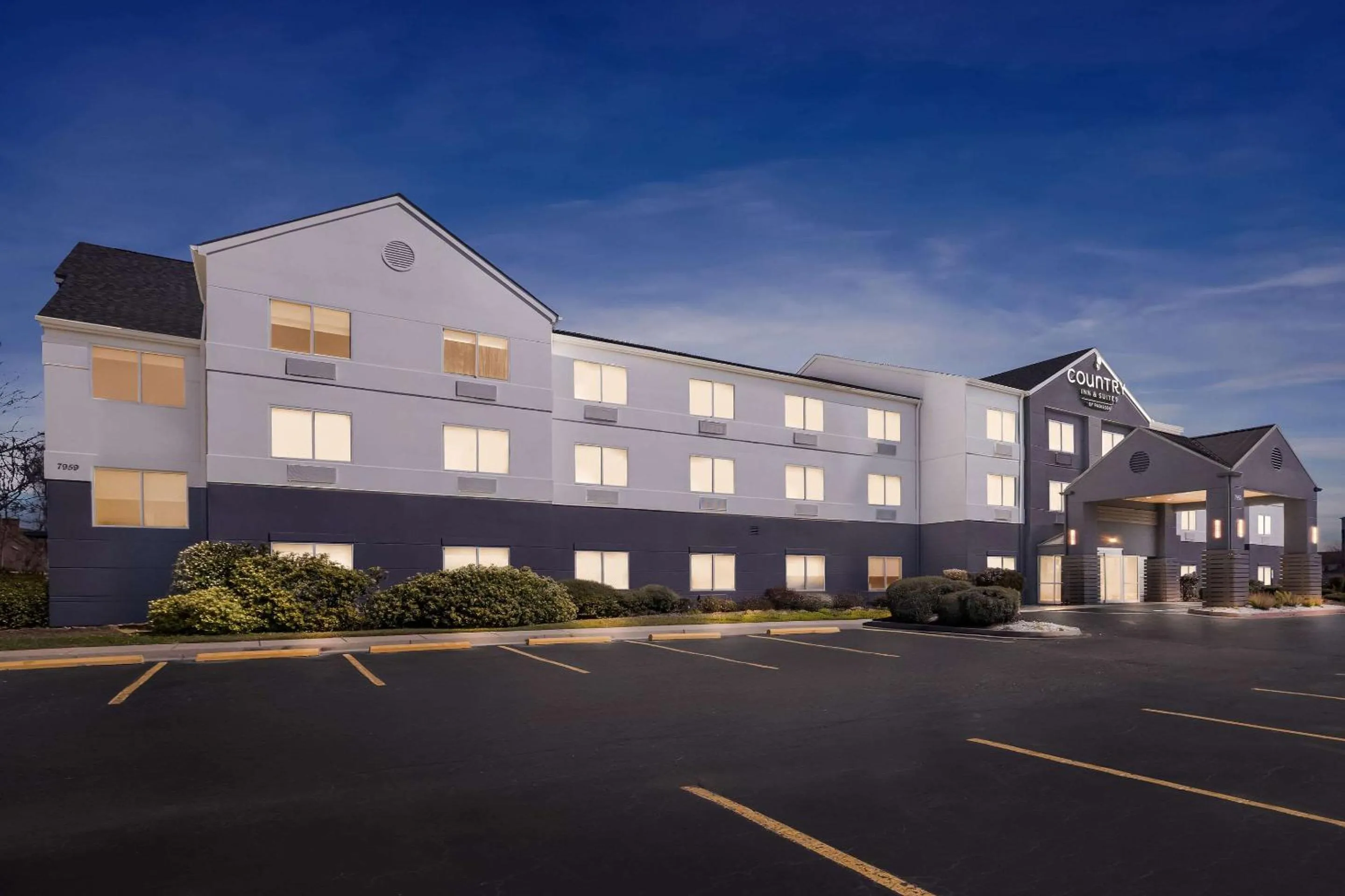 Property building in Country Inn & Suites by Radisson, LSU - Medical Corridor