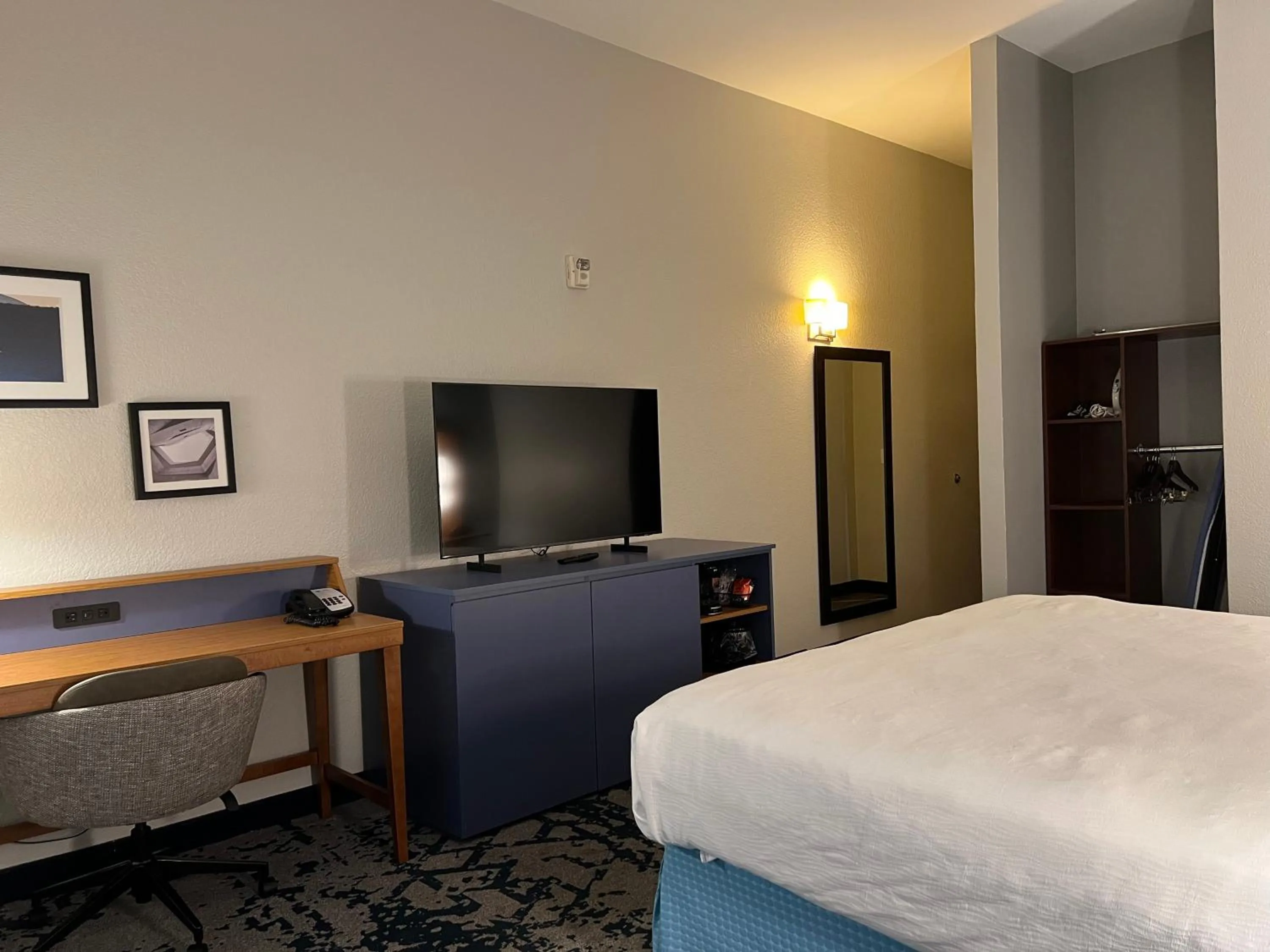 Photo of the whole room, Bed in Country Inn & Suites by Radisson, LSU - Medical Corridor